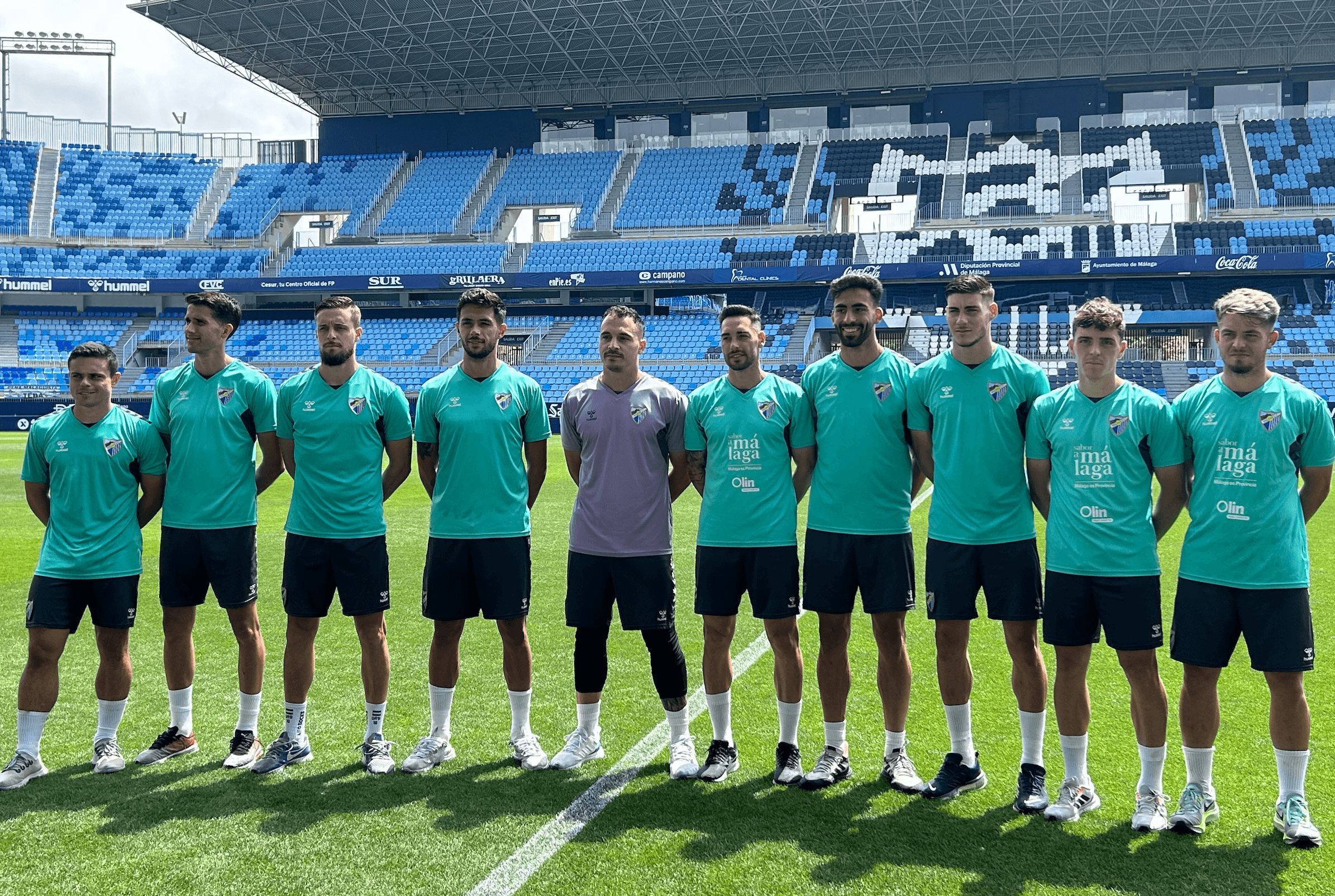 Diez jugadores del Málaga posan este martes en la previa del play off.