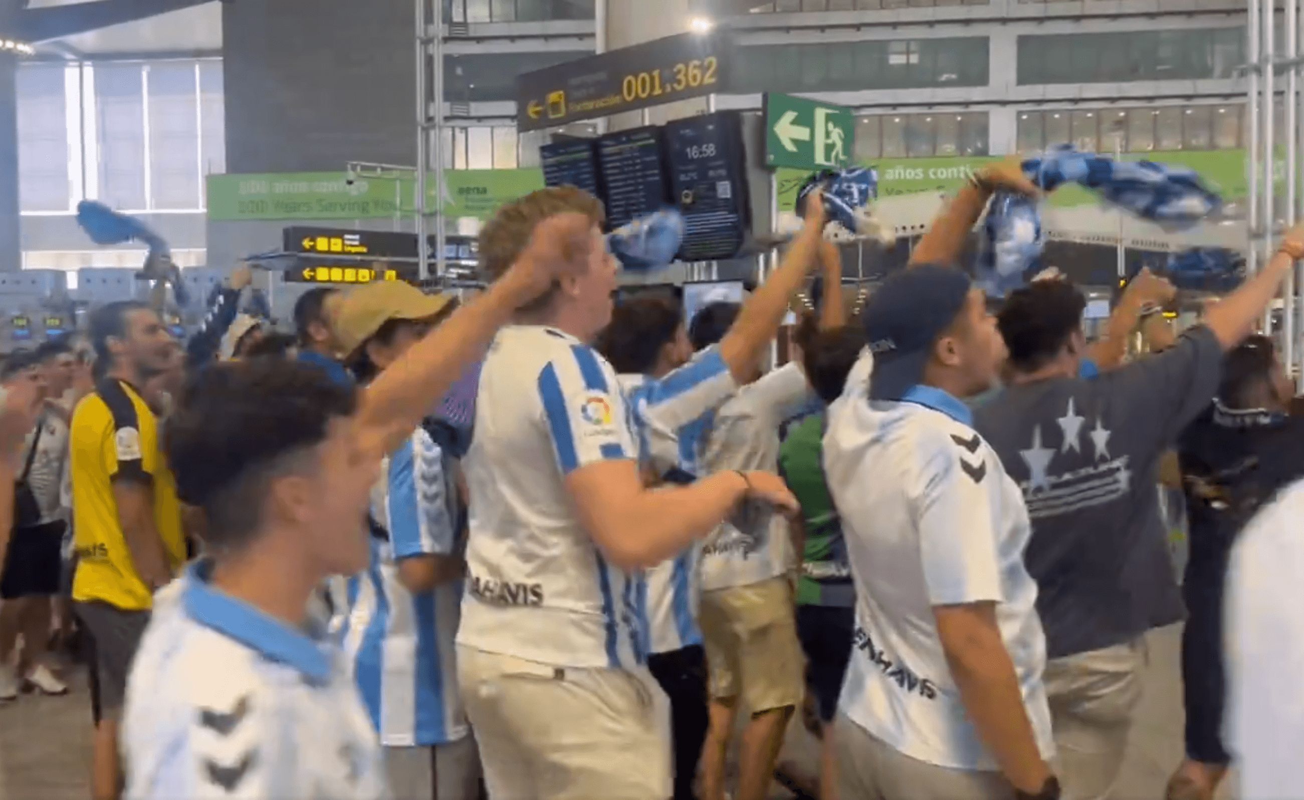 Una legión de aficionados se aceró al aeropuerto a animar al equipo antes de partir hasta Vigo.