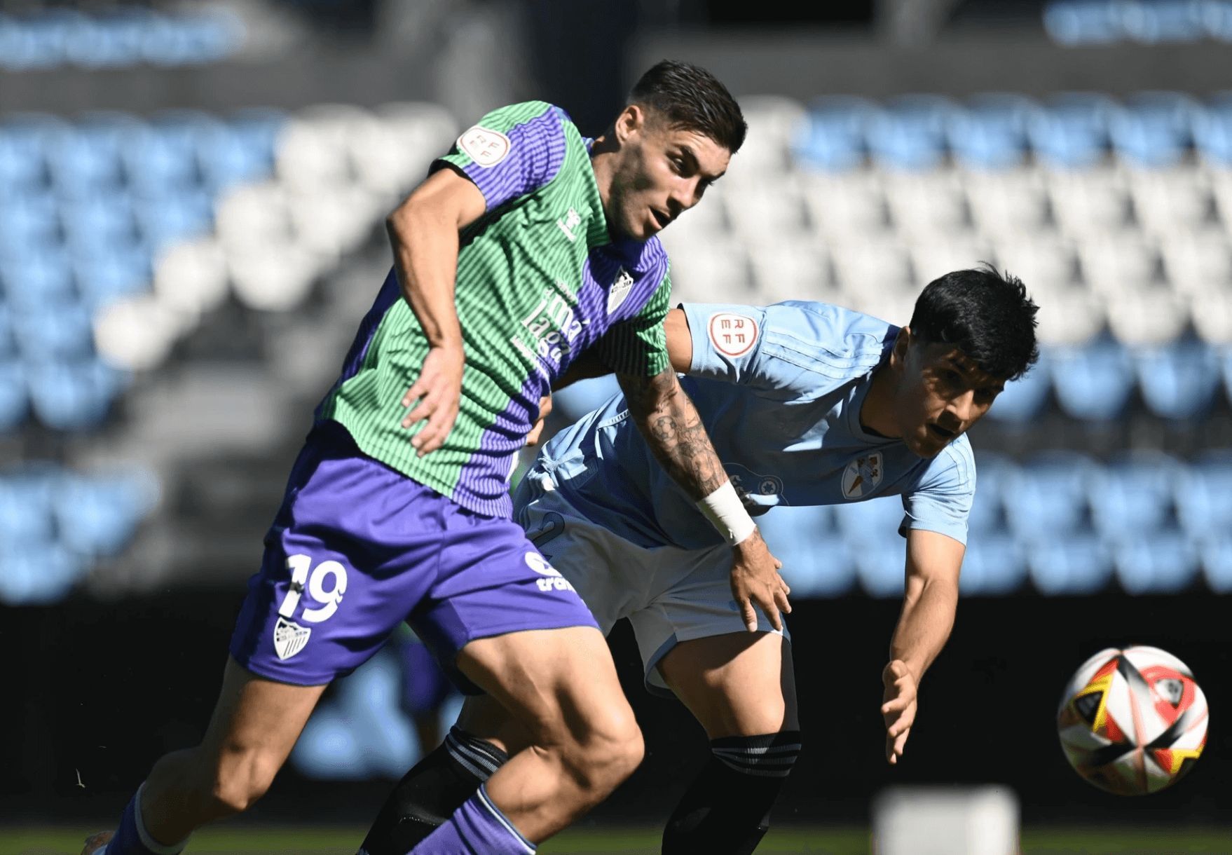 Roberto brega por el balón ante el Celta Fortuna.