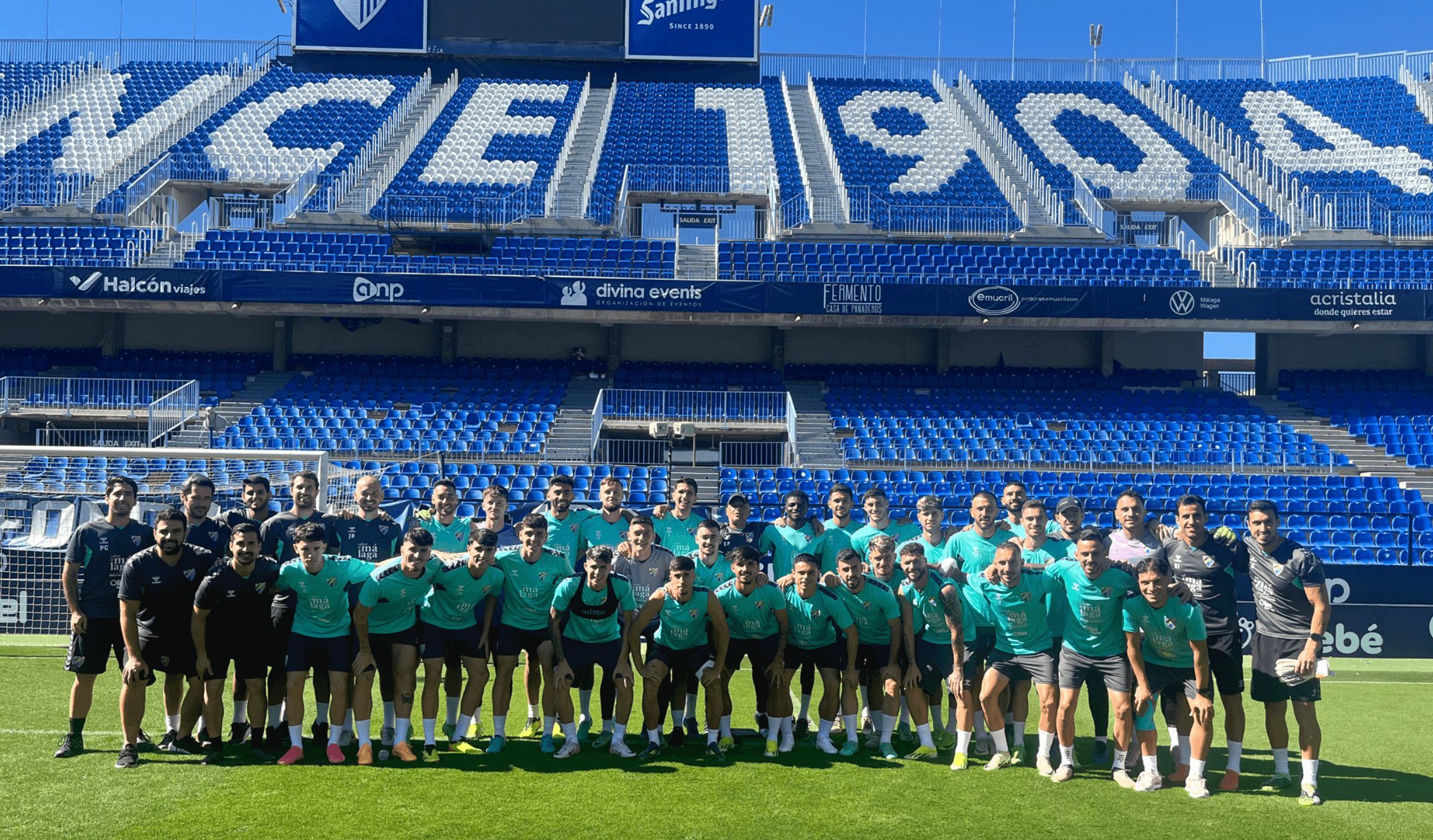  Foto de familia en el último entrenamiento de la temporada, horas antes del ascenso. (MCF)
