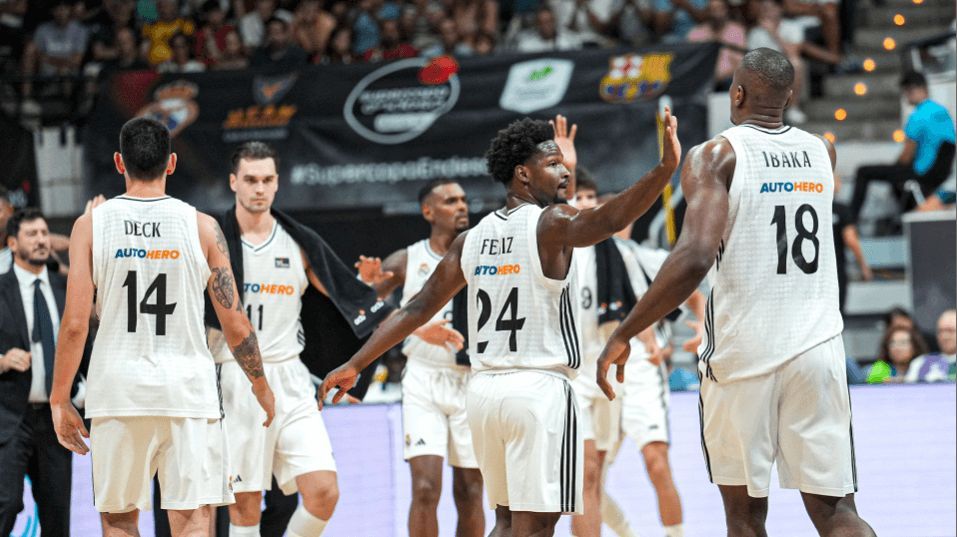  Los jugadores del Real Madrid de baloncesto tras ganar al Barça
