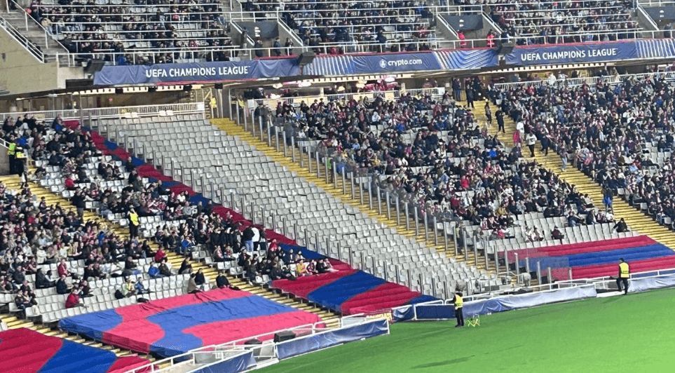  La grada de animación de Montjuic, vacía ante el Brest