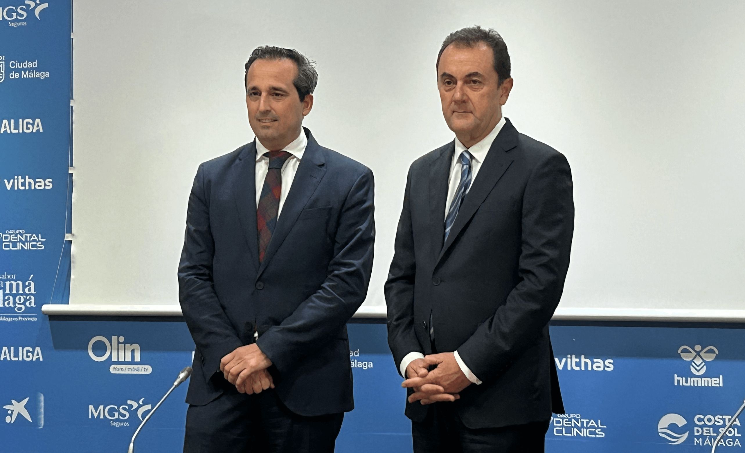 Kike Pérez y José María Muñoz posan en la sala de prensa del estadio.