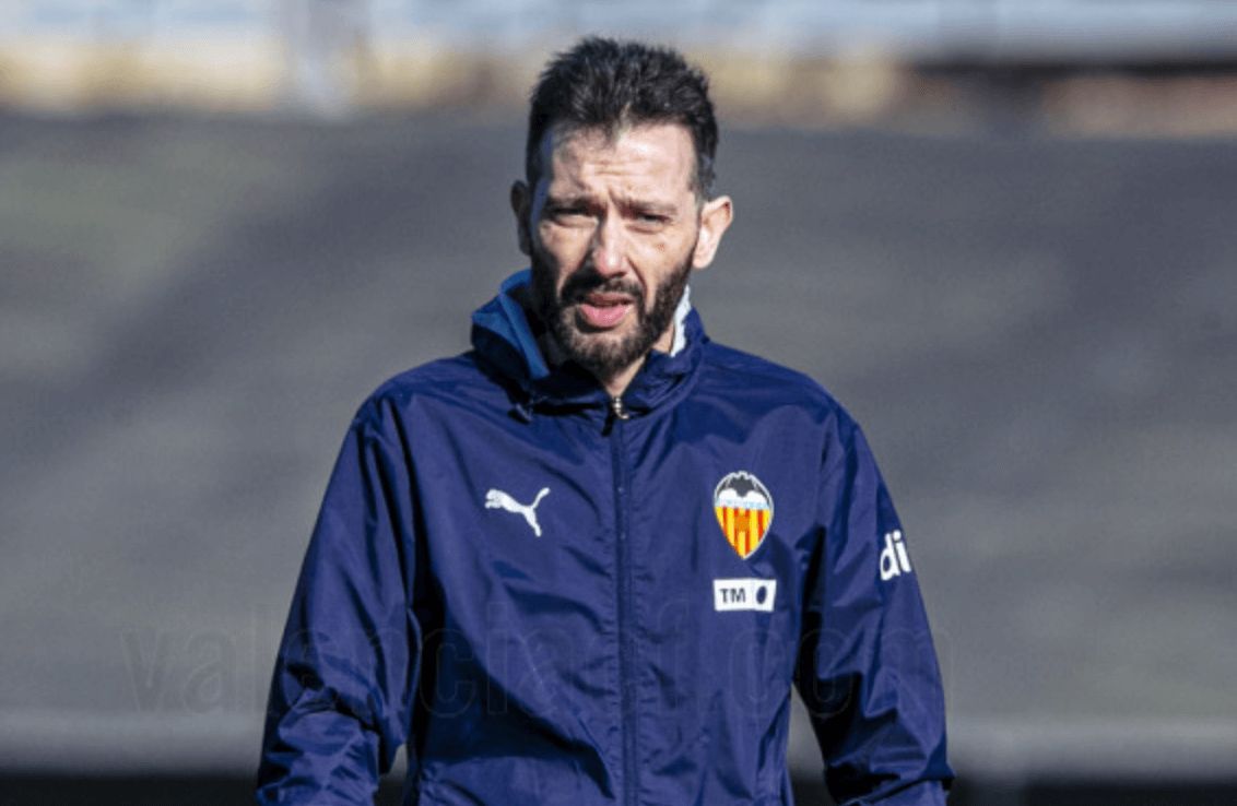  Carlos Corberán observa el entrenamiento