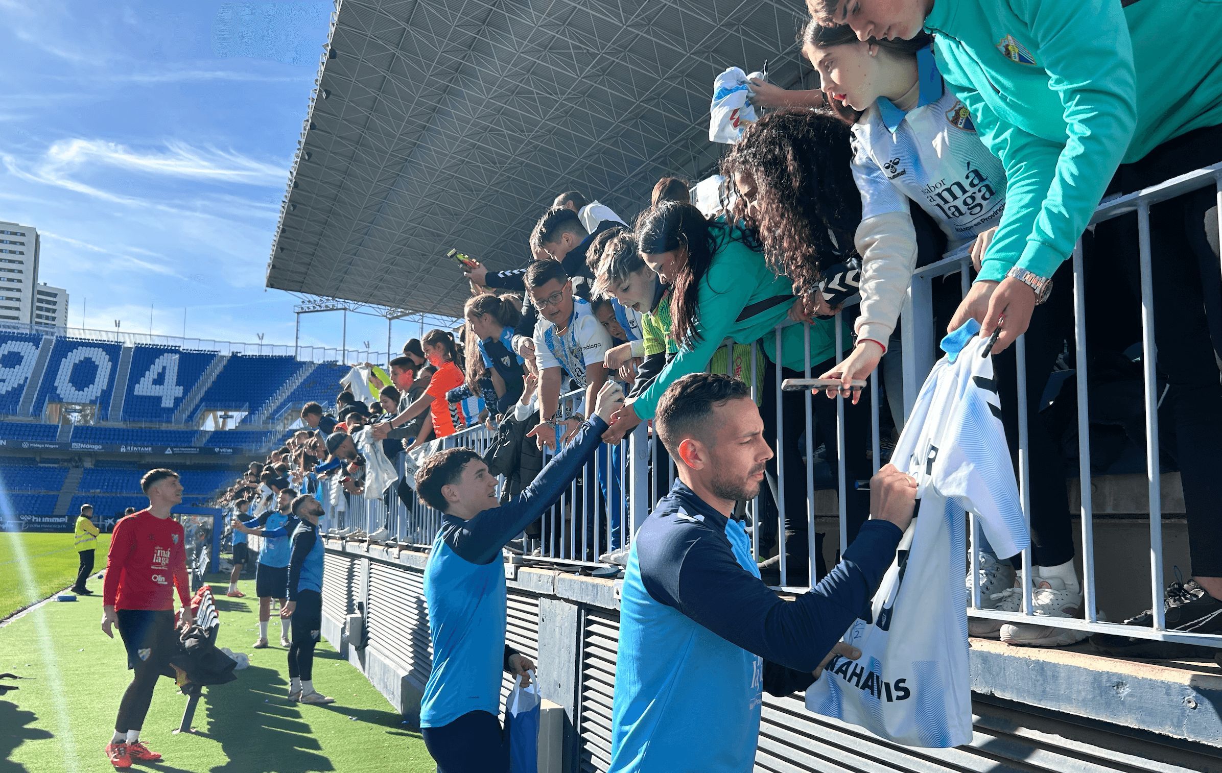  Aaron Ochoa y Manu Molina firman camisetas.