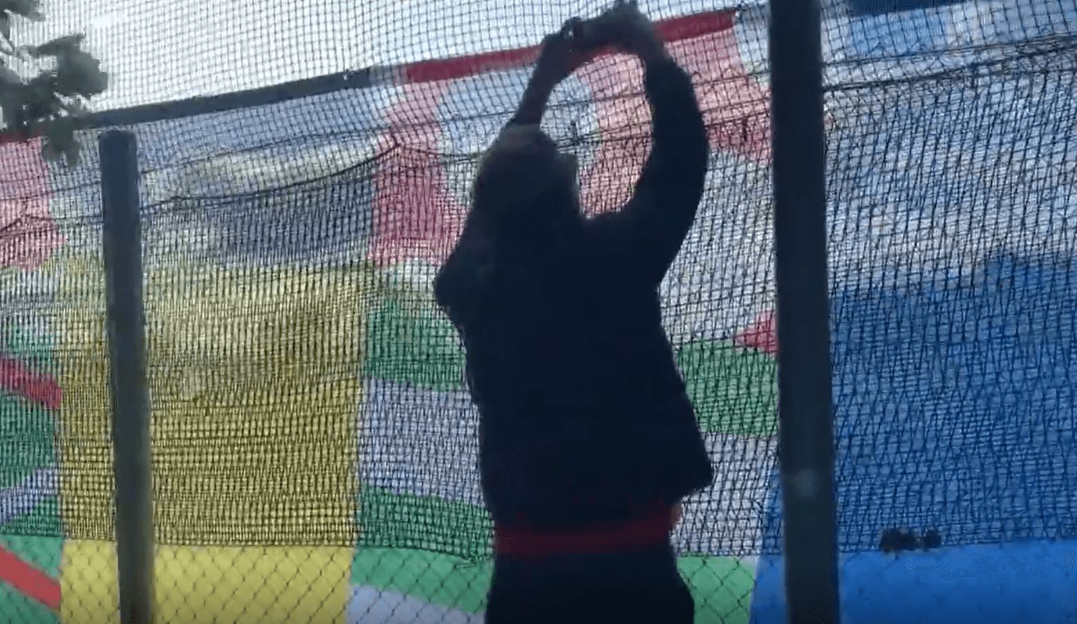  Un aficionado intenta grabar el entrenamiento de la selección