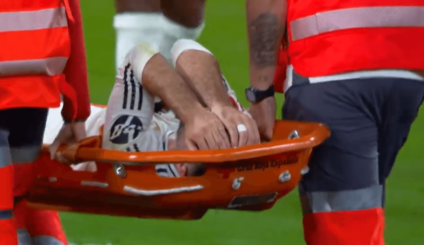  Dani Carvajal sale en camilla