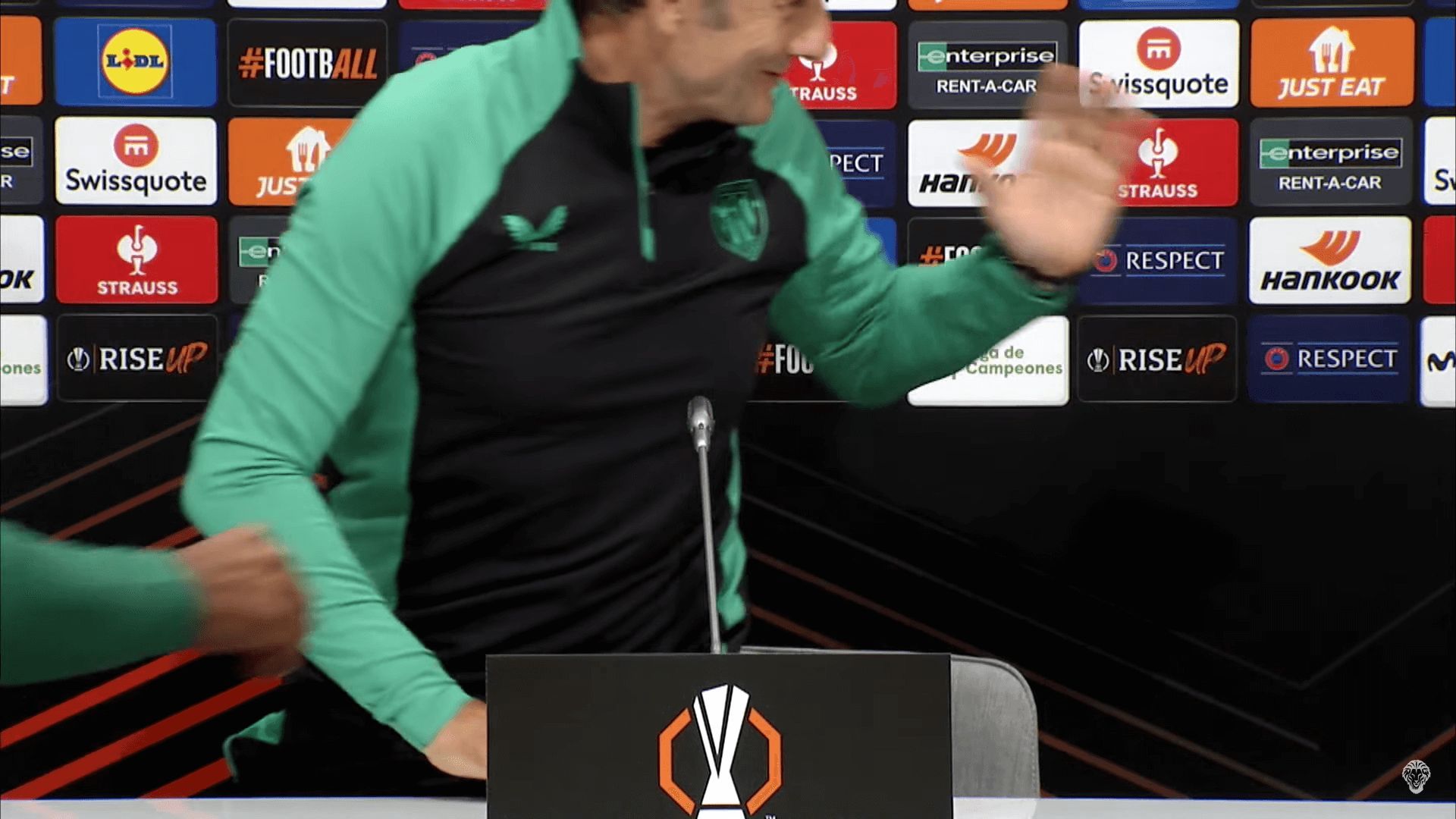  Ernesto Valverde bromea con el traductor.