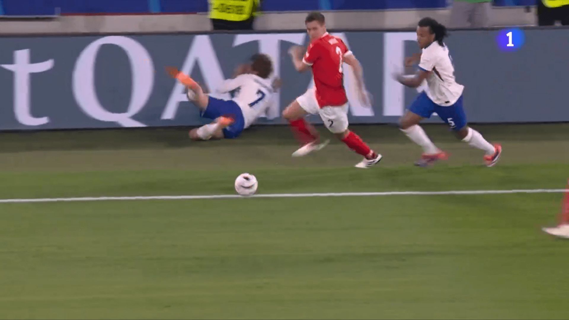 Griezmann, contra la valla de publicidad en el Austria-Francia.