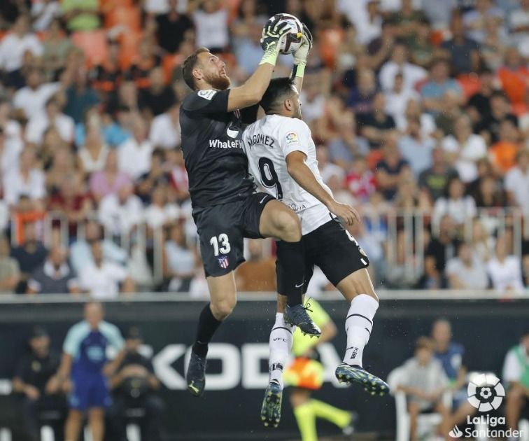  Maxi Gómez salta con Unai Simón.