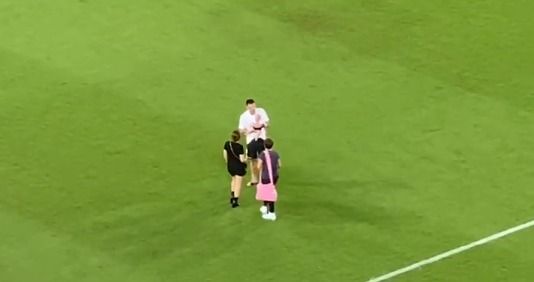  Maxi Gómez, junto a su familia, se hace fotos en el césped de Mestalla.