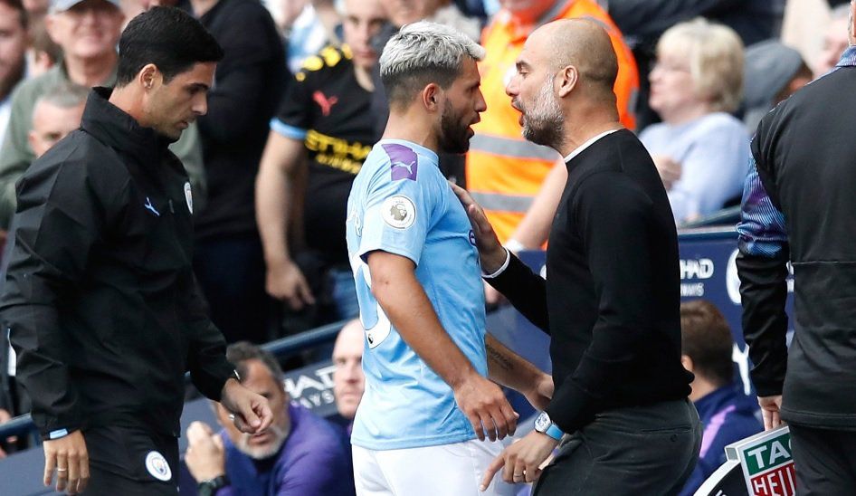 Cara a cara entre Guardiola y Agüero.