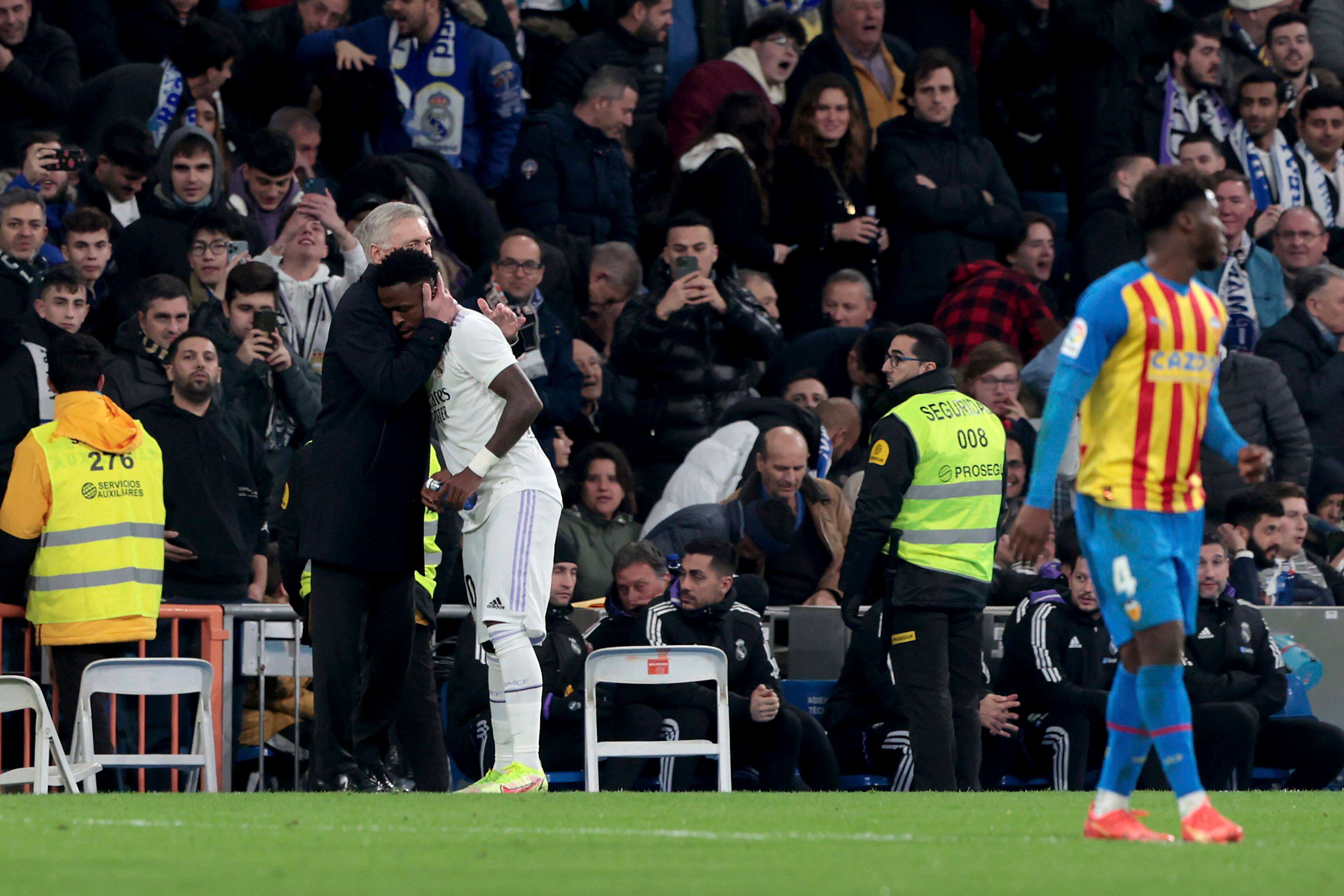  Carlo Ancelotti abraza a Vinícius en el último partido contra el Valencia.