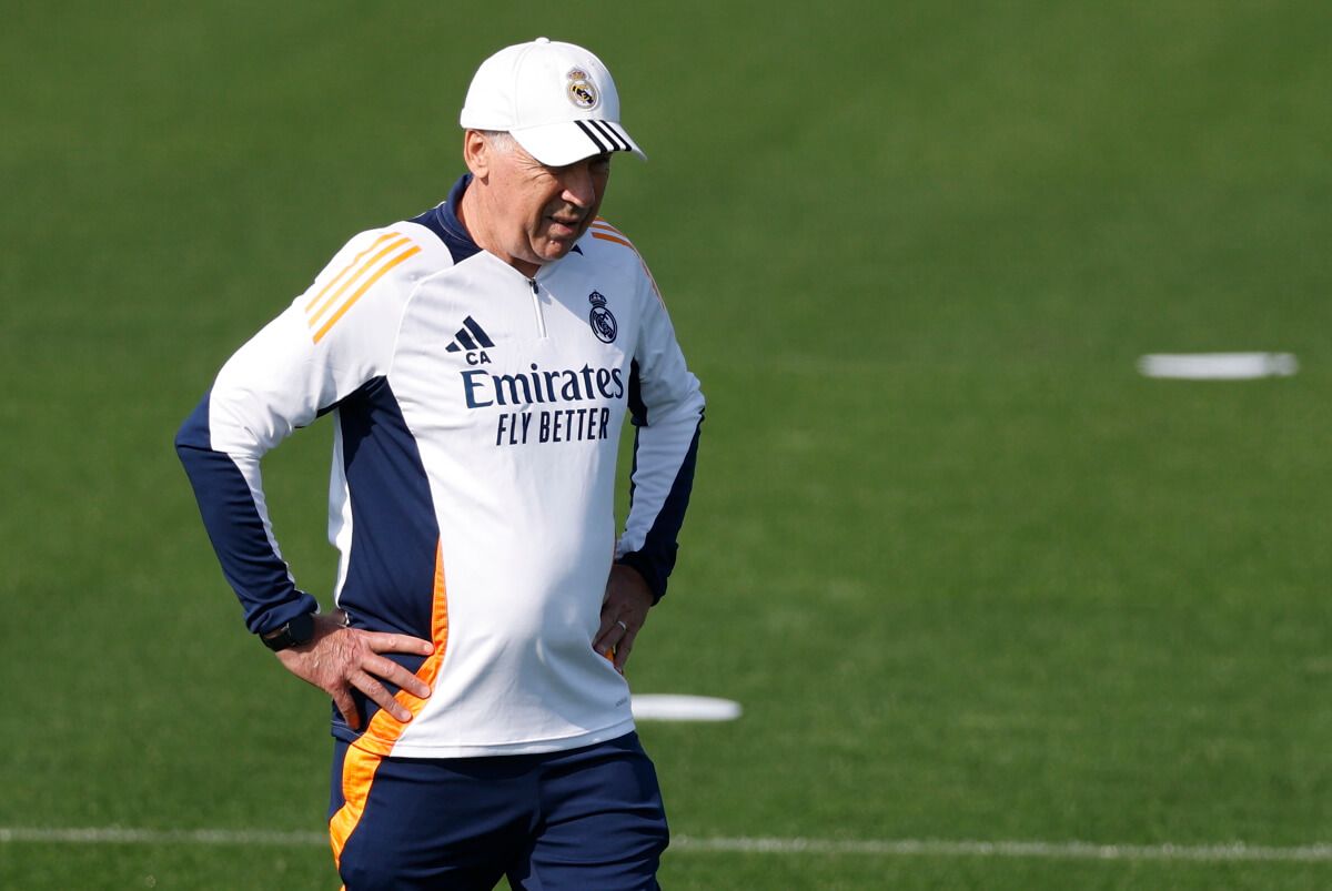  Carlo Ancelotti da indicaciones en un entrenamiento del Real Madrid.