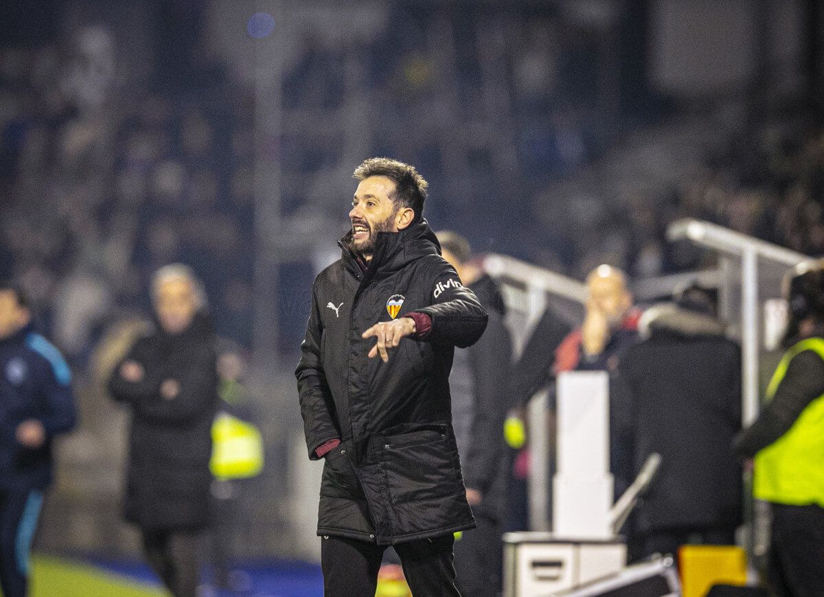 Carlos Corberán, ante el Ourense CF (Foto: Valencia CF).