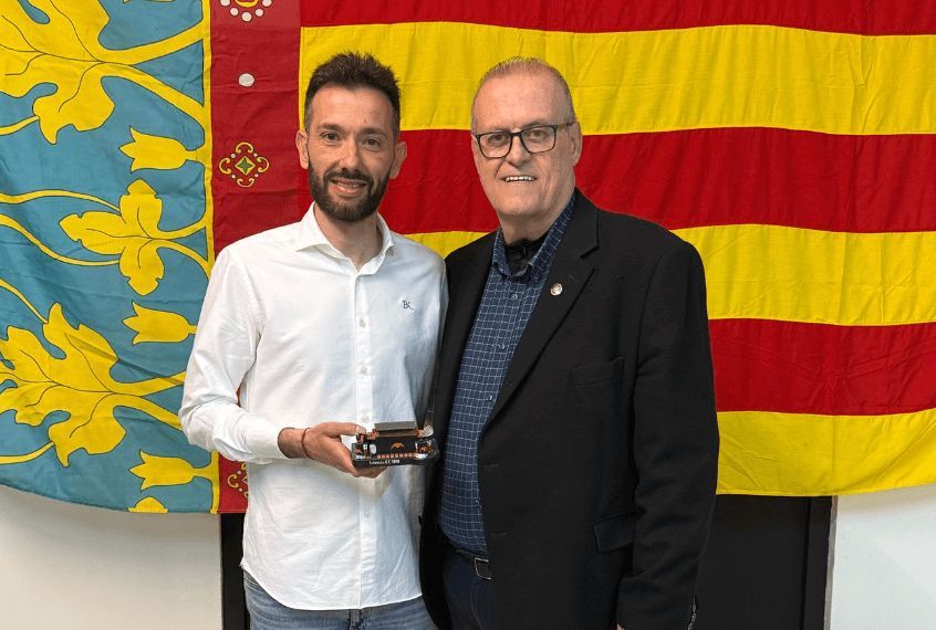  Carlos Corberán con el presidente de la Agrupación de Peñas, Fede Sagreras