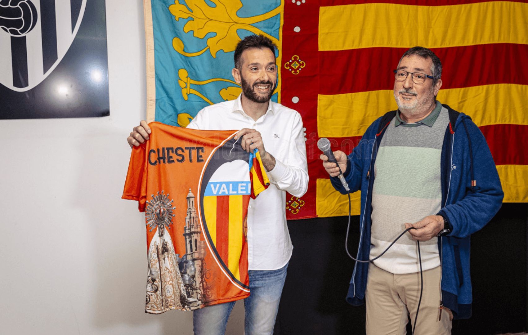  Carlos Corberán enseña su amuleto en la peña de Cheste