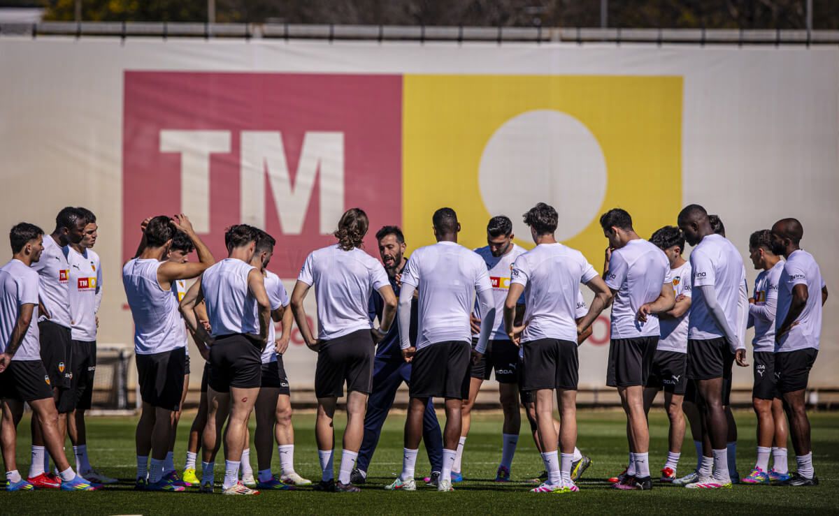  Carlos Corberán junto a Rafa Mir y todos los jugadores excepto Iván Jaime