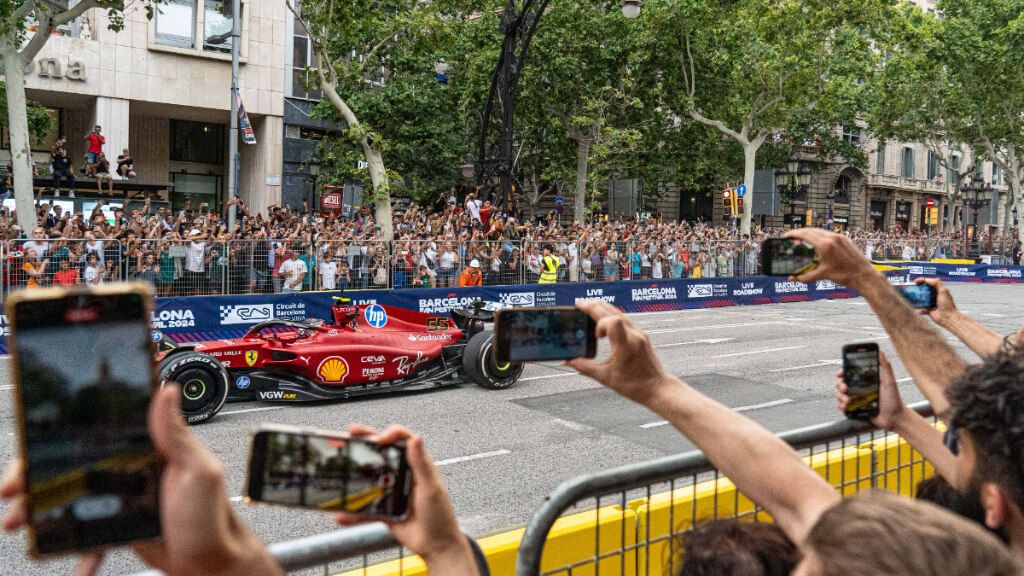  Carlos Sainz, en el centro de Barcelona con su Ferrari.