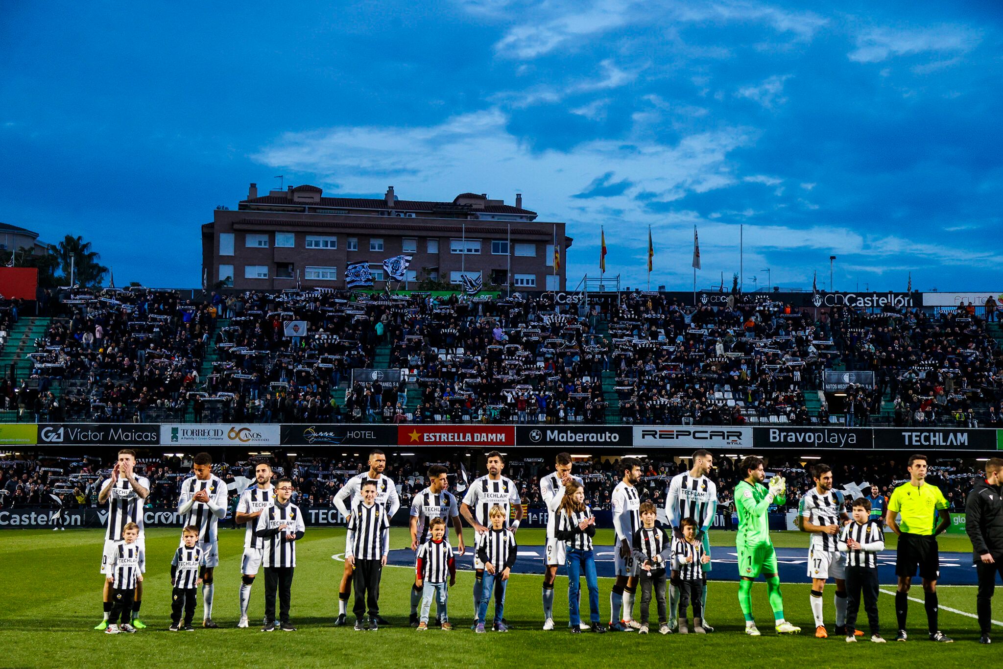  El Castellón antes de disputar un encuentro en Castalia el pasado curso. (CD Castellón).