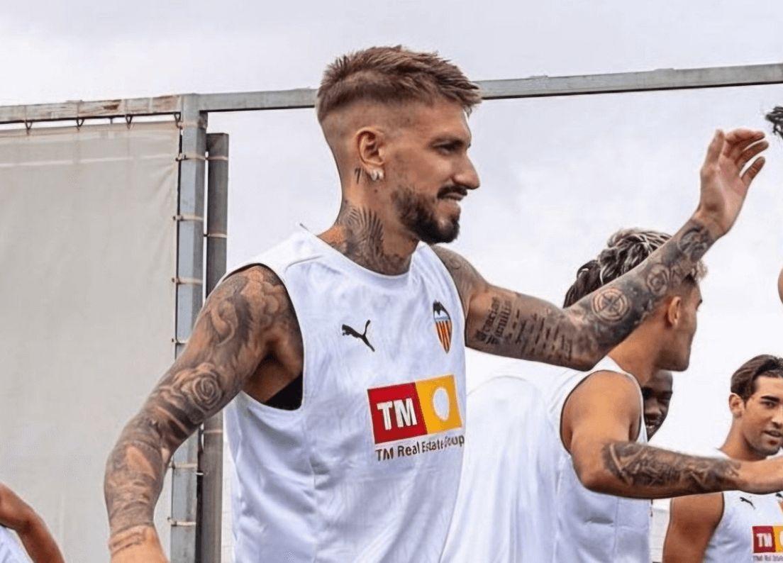  Samu Castillejo se entrena con el Valencia.