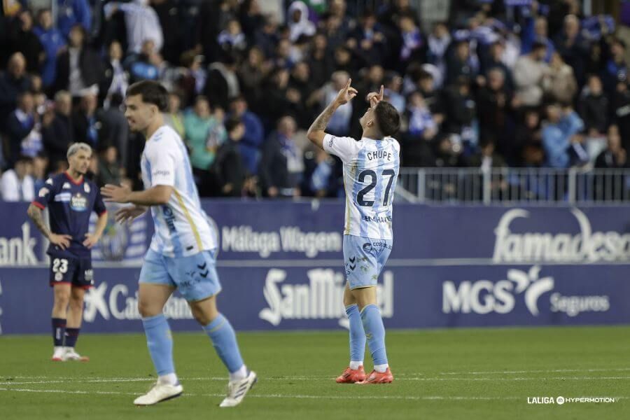  Carlos Ruiz 'Chupe' celebra su primer gol en el Málaga CF.