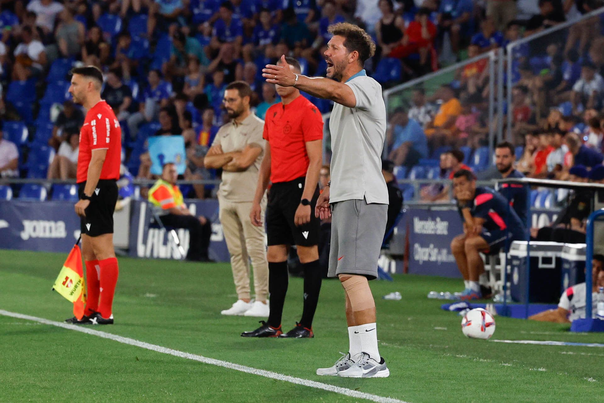  Simeone dando instrucciones en un partido del Atlético.