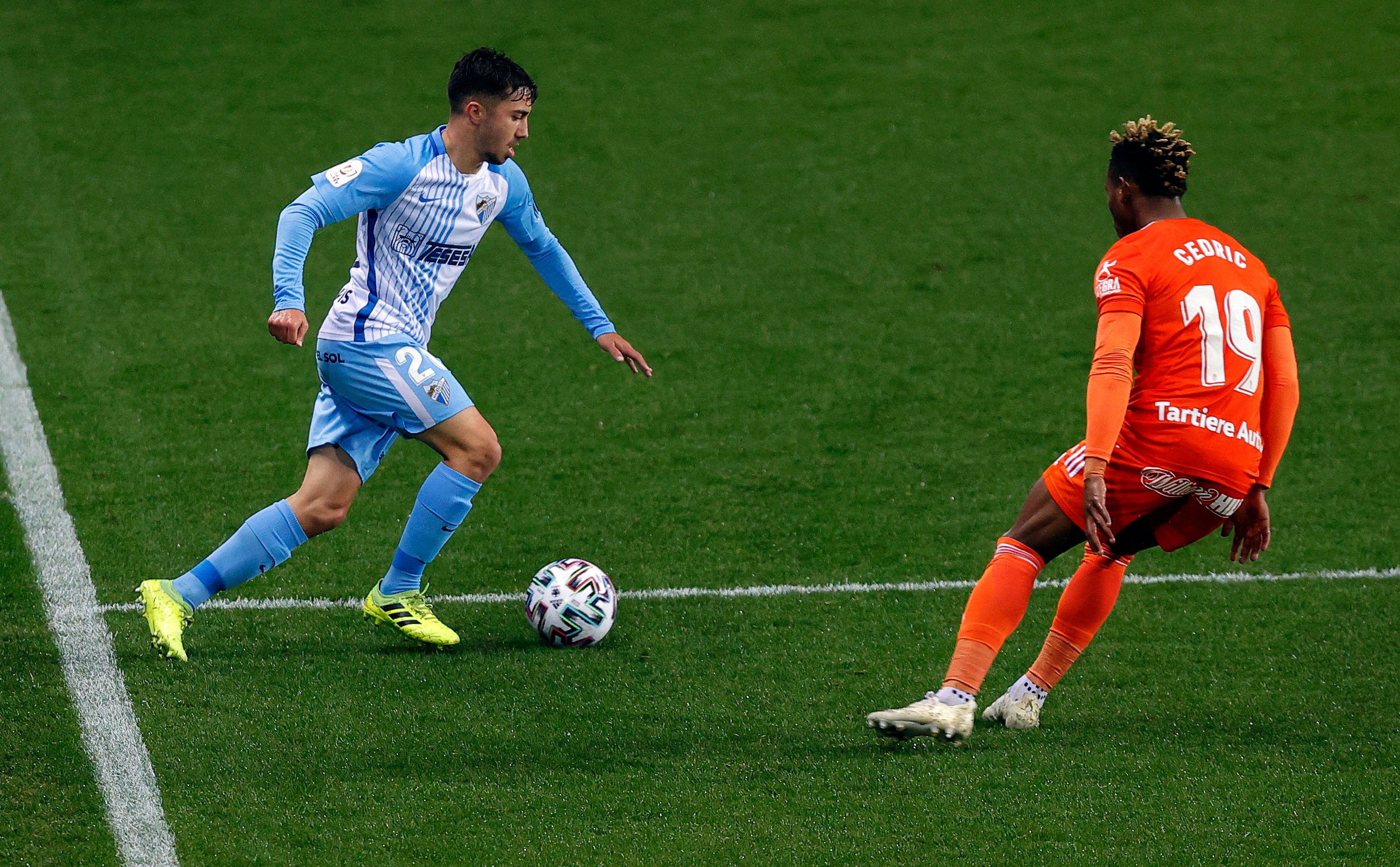  Ale Benítez recorta a Cedric Teguía en un Málaga-Oviedo de la pandemia.