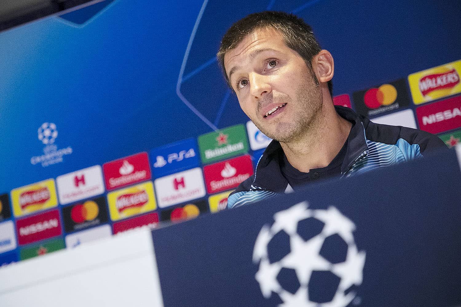  Celades en rueda de prensa, último entrenador que vio a Peter Lim.