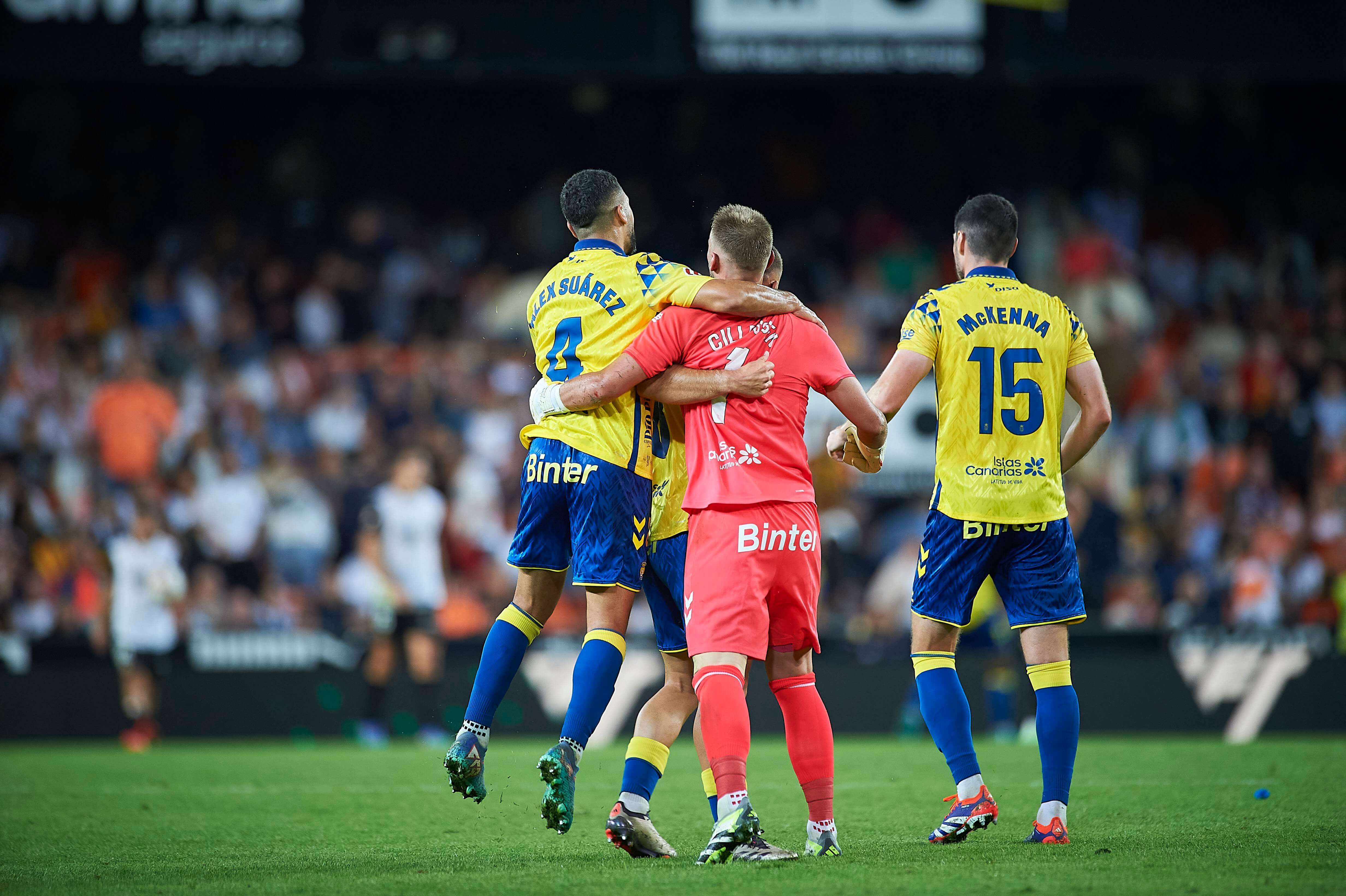  Los jugadores de Las Palmas celebran el triunfo en Mestalla.