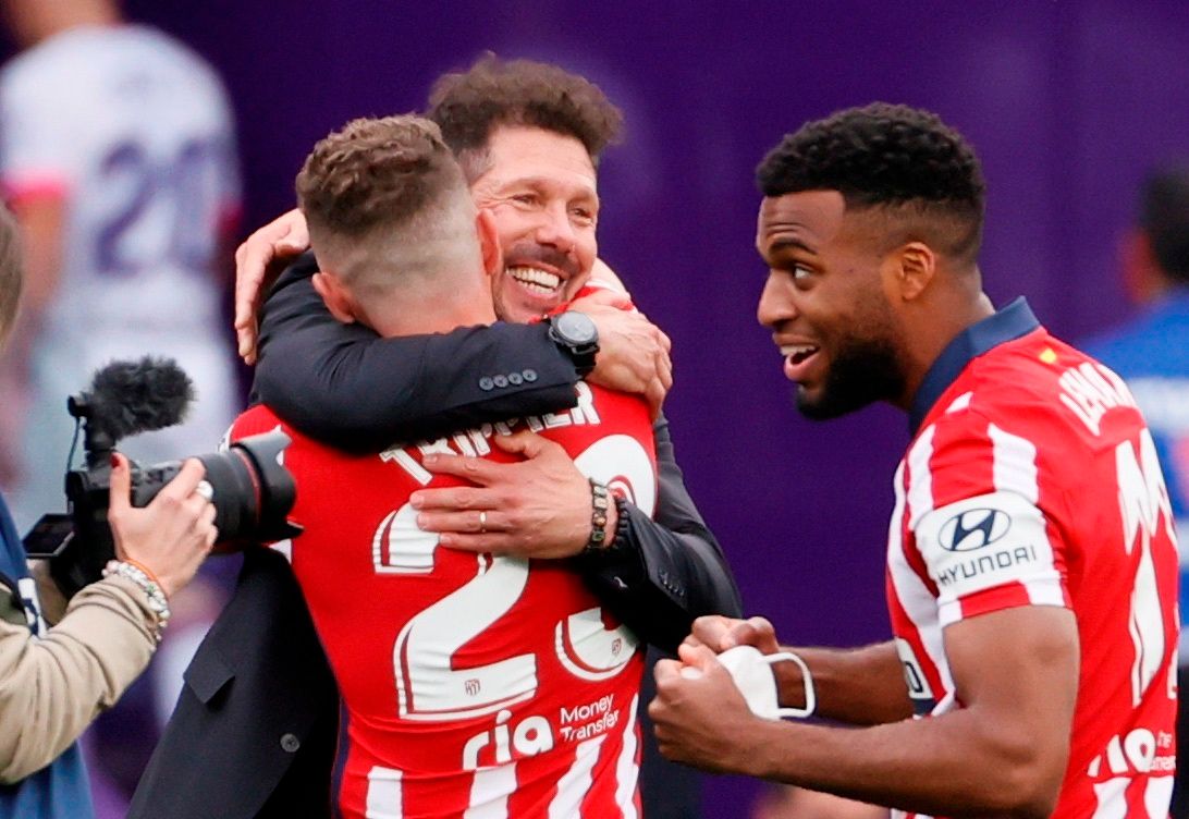  Simeone se abraza a Trippier en Zorrilla tras ganar LALIGA  20/21 (FOTO: EFE).