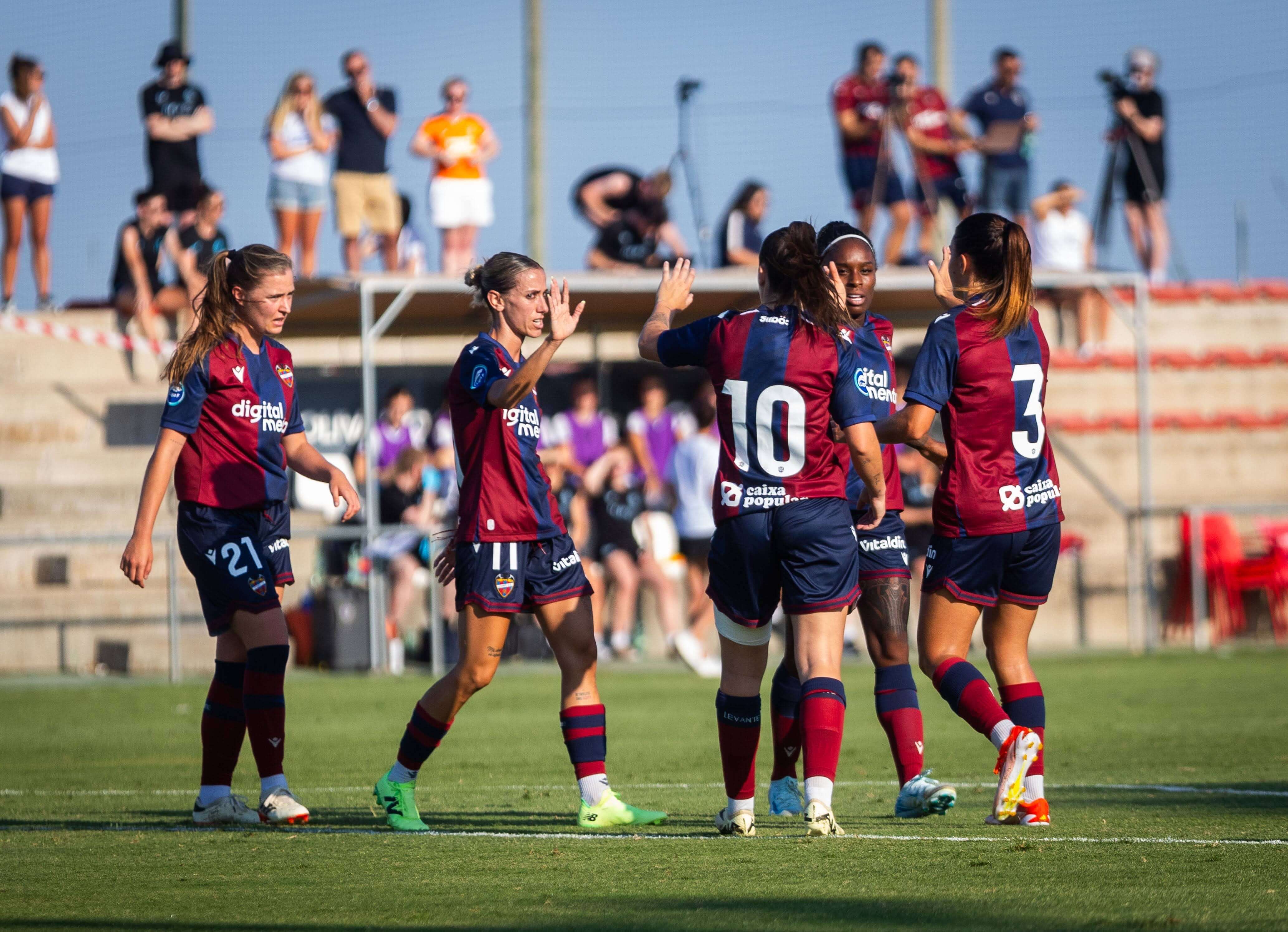  Anna Torrodà (con el '21' a la espalda), celebrando uno de los dos tantos de Ivonne Chacón.