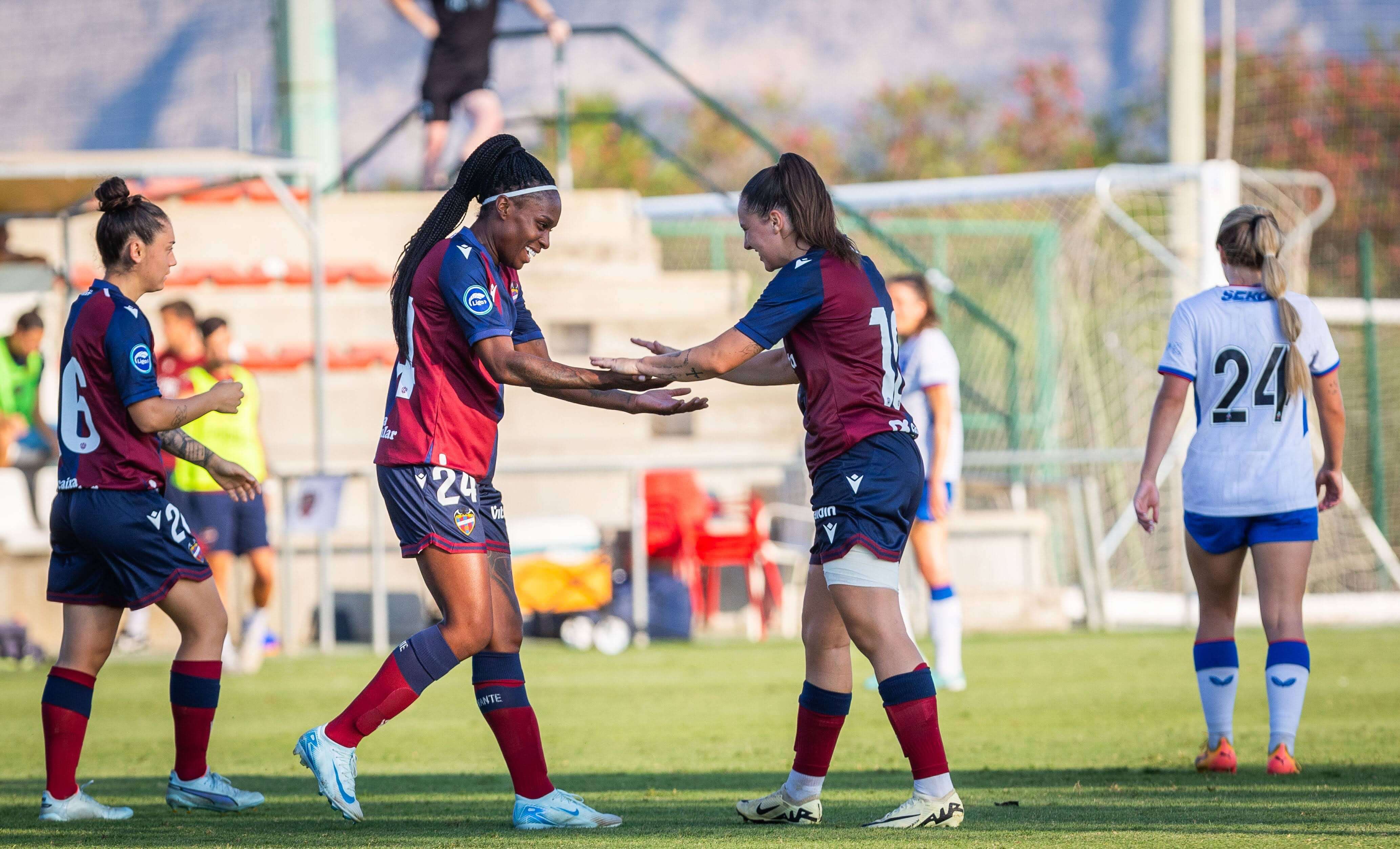  Ivonne Chacón y Érika González, celebrando uno de los goles de la colombiana.