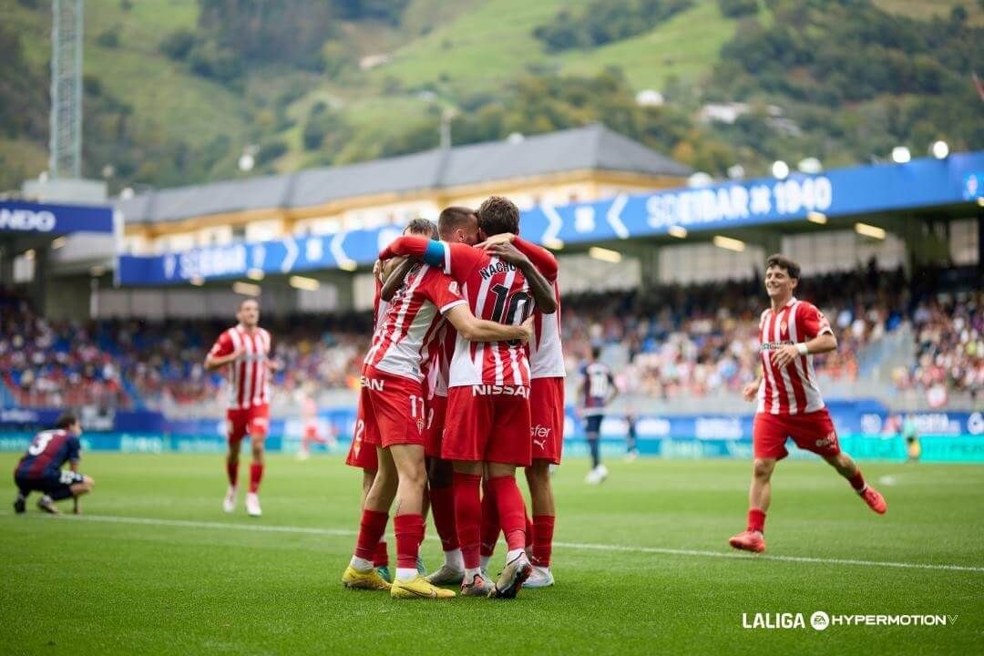  Los jugadores del Sporting celebran el gol en propia del Eibar en Ipurua.