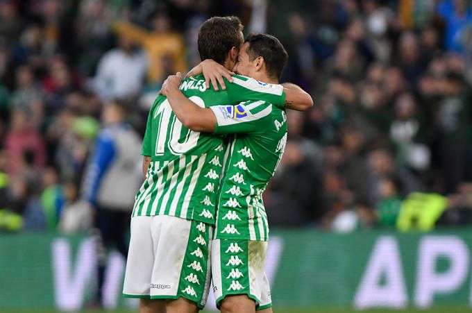  Canales y Guardado se dan un abrazo.