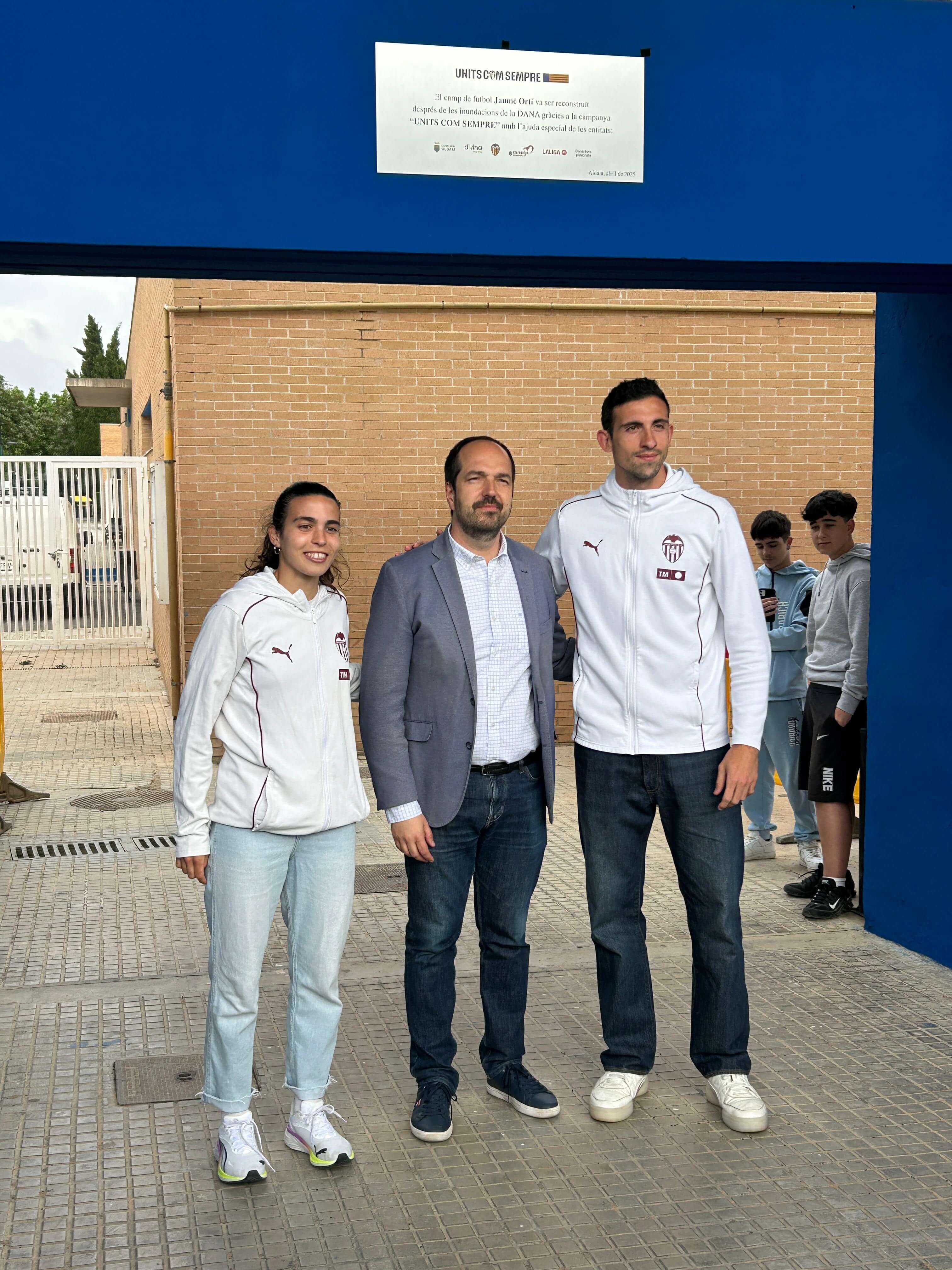  César Tárrega, en la inauguración campo Jaume Ortí de Aldaia junto a Claudia Florentino y el alcalde Guillermo Luján