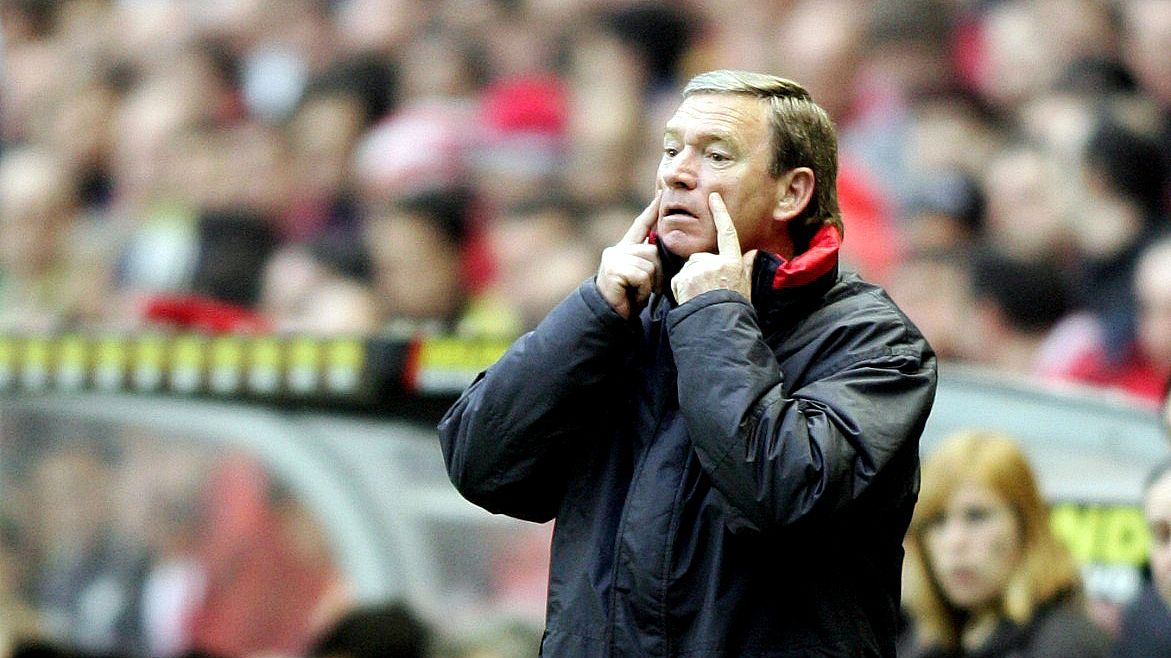  Javier Clemente, en el campo de San Mamés en una de sus varias etapas como entrenador del Athletic Club.