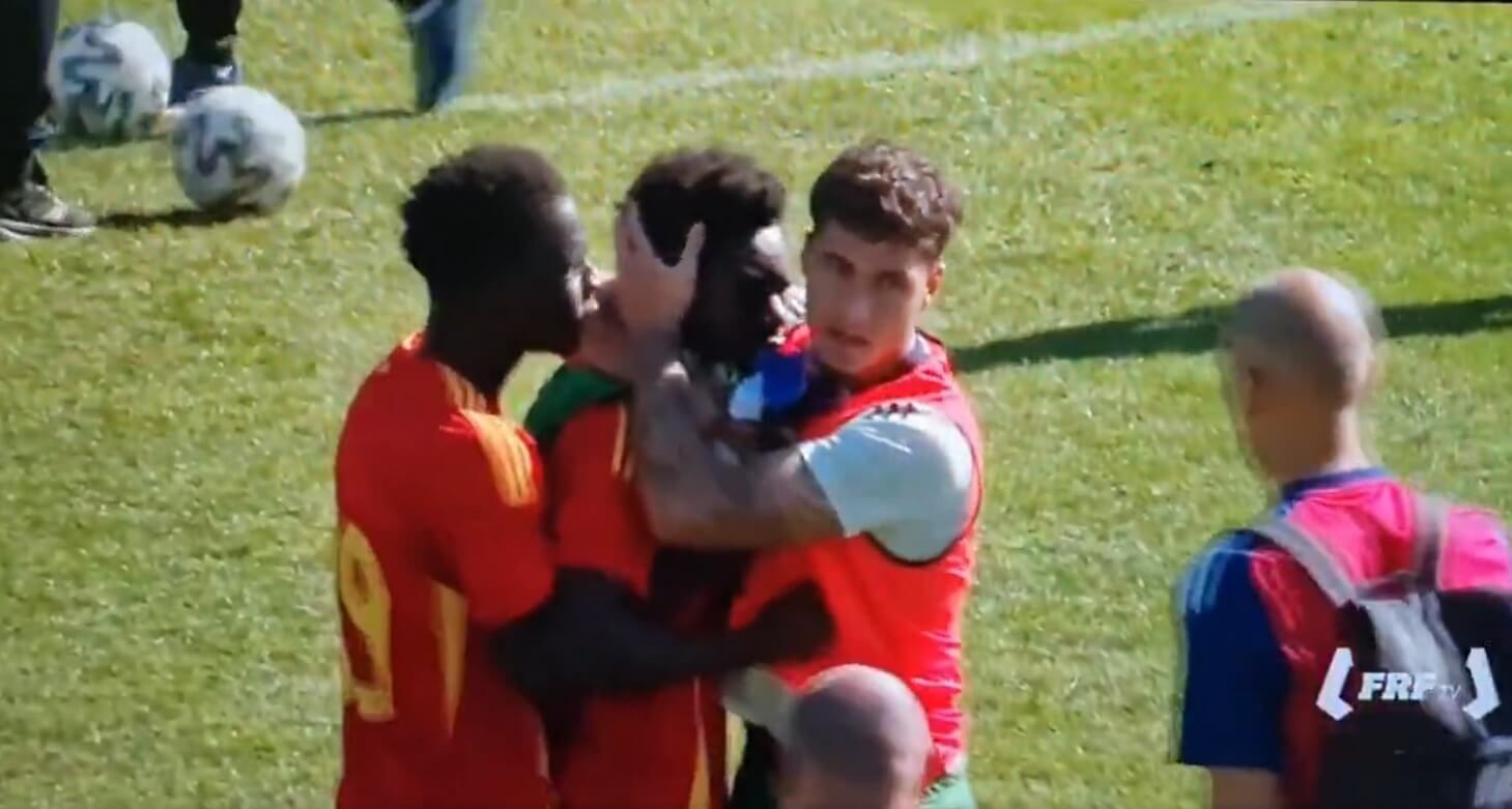  Compañeros aguantan a Elijah Gift tras el España - Rumanía sub 19.