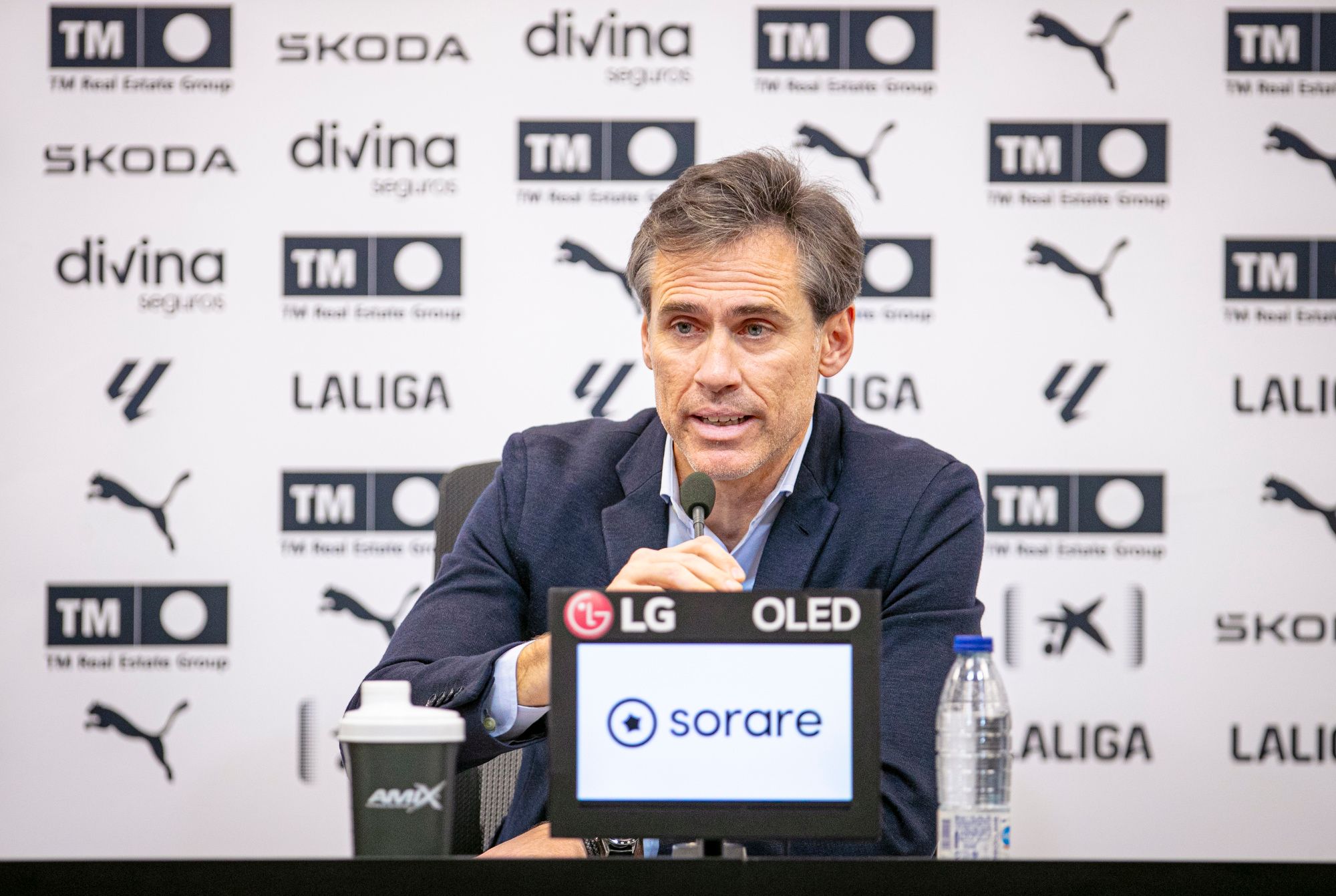  Corona en sala de prensa