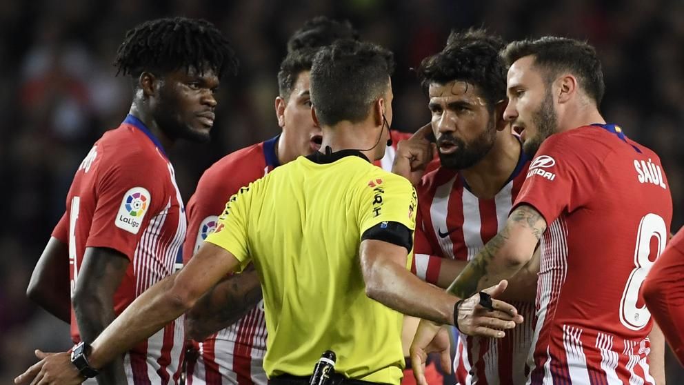 Diego Costa y Gil Manzano, tras la expulsión del delantero rojiblanco.