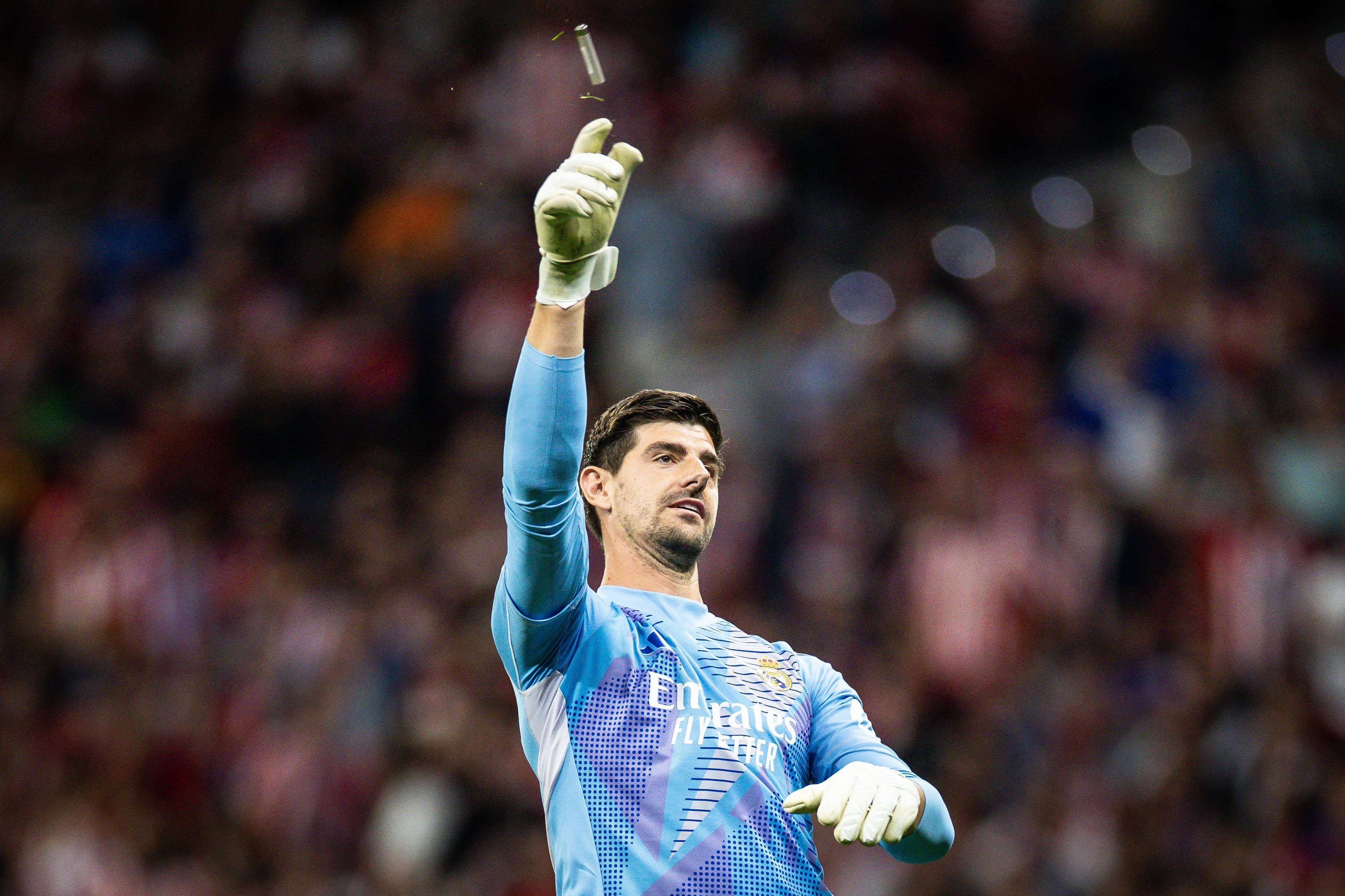 Thibaut Courtois saca del campo un mechero en el Metropolitano.