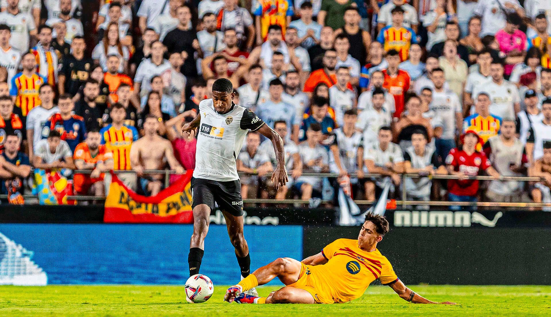  Cristhian Mosquera, ante el FC Barcelona.