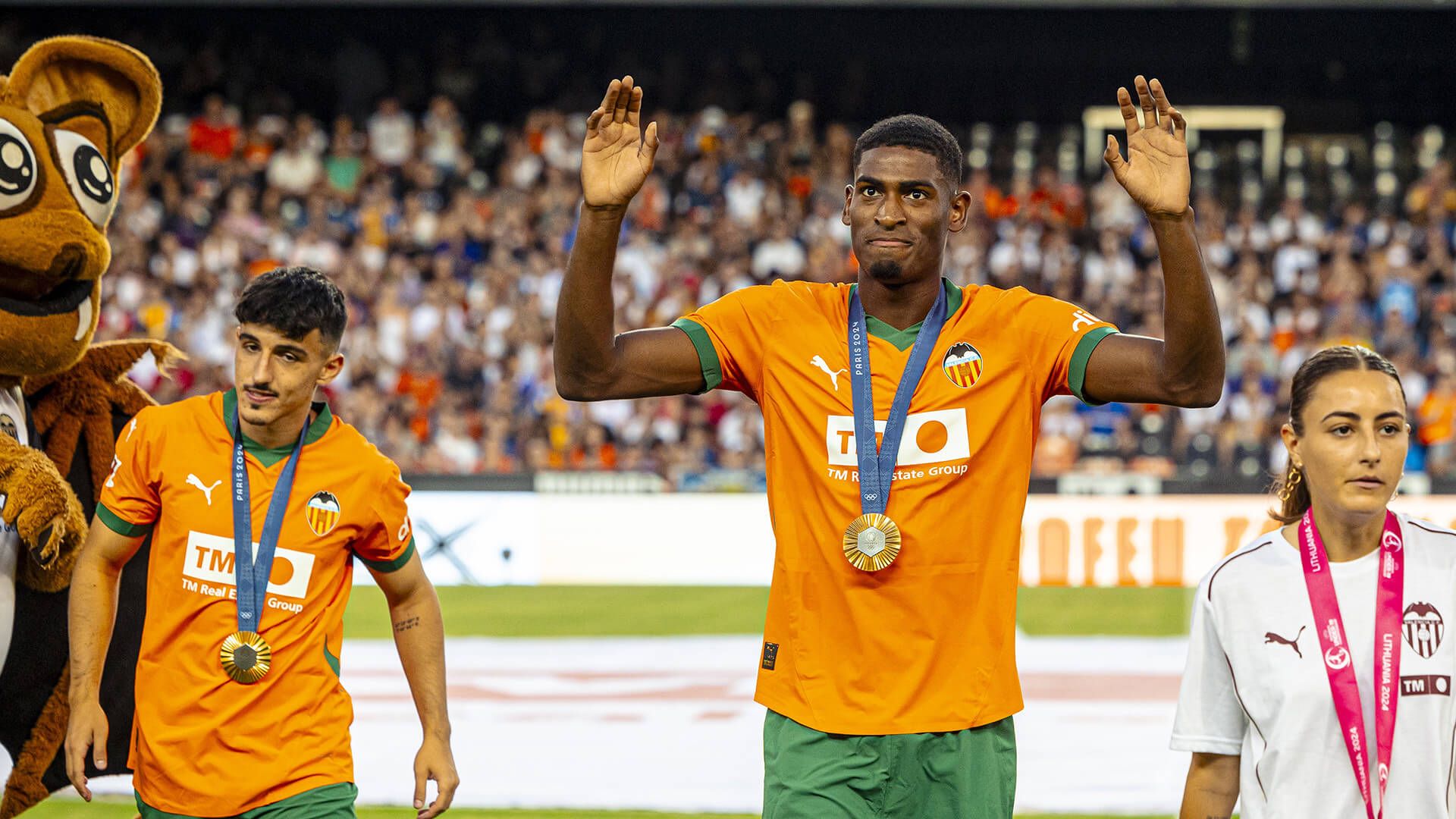  Cristhian Mosquera y Diego López con la medalla olímpica