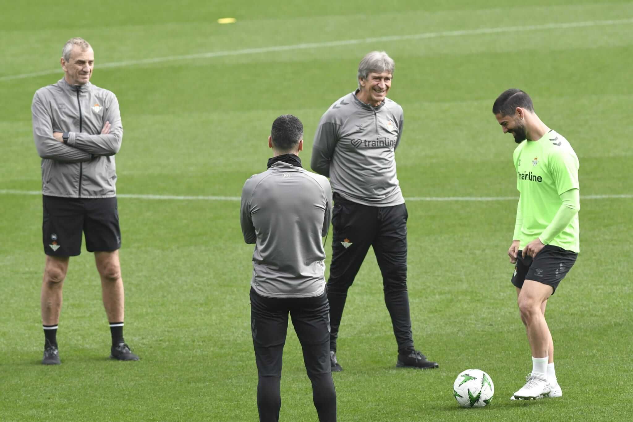 Manuel Pellegrini e Isco, en el entrenamiento del Betis de este miércoles.