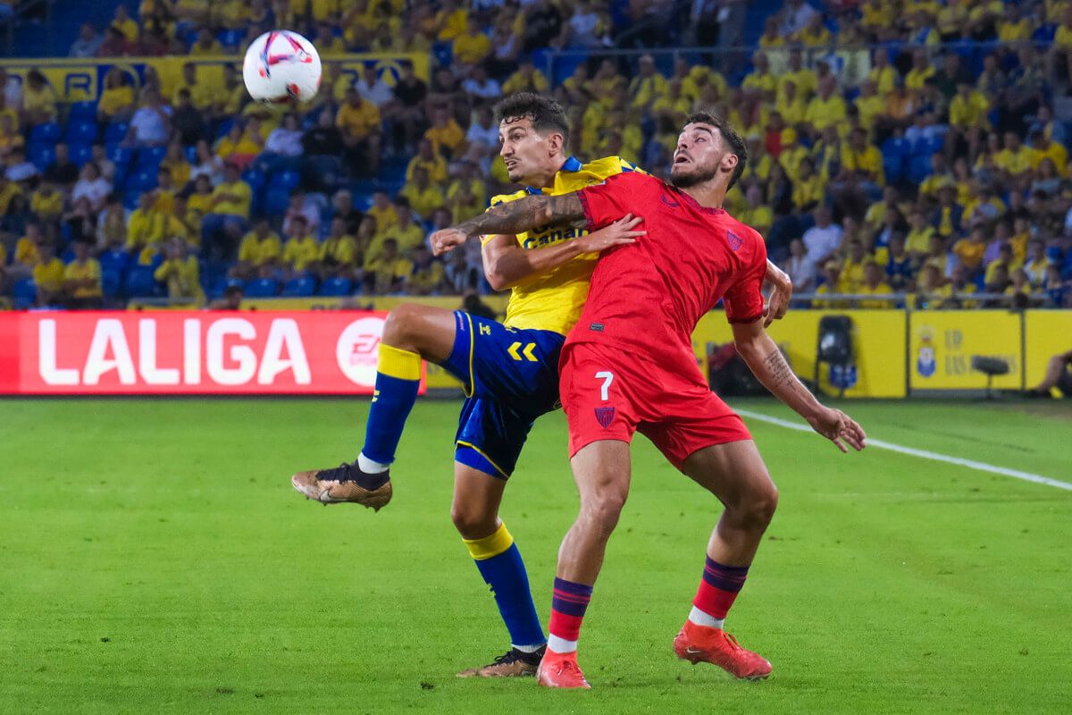  Isaac Romero y Álex Muñoz, en el UD Las Palmas-Sevilla FC.