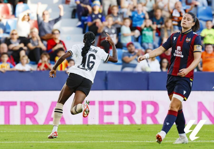  Ivonne marcó en el último derbi en el Ciutat frente al Levante con la camiseta del Valencia.