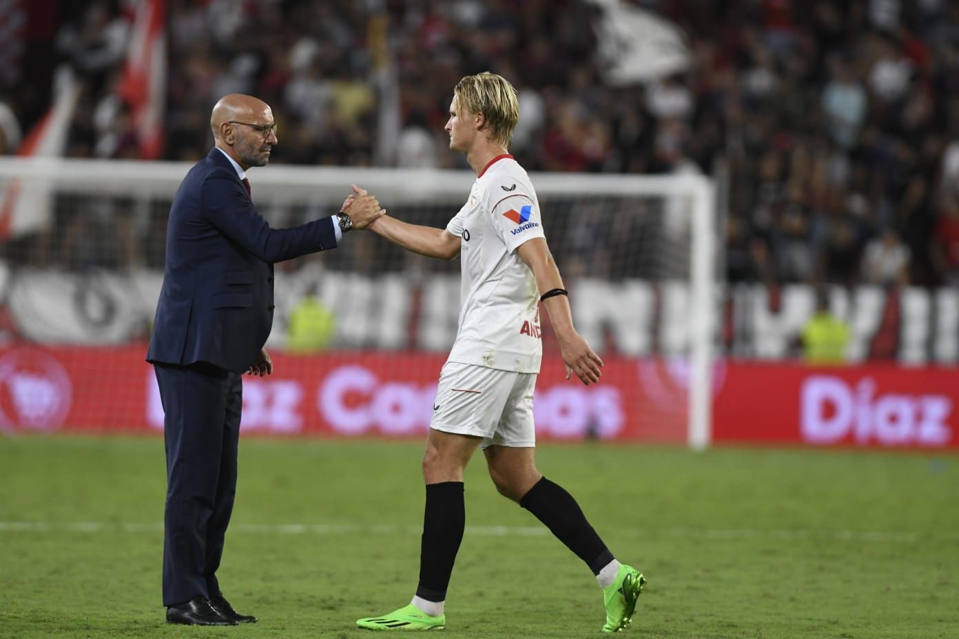  Monchi, junto a Dolberg, en un encuentro del Sevilla.