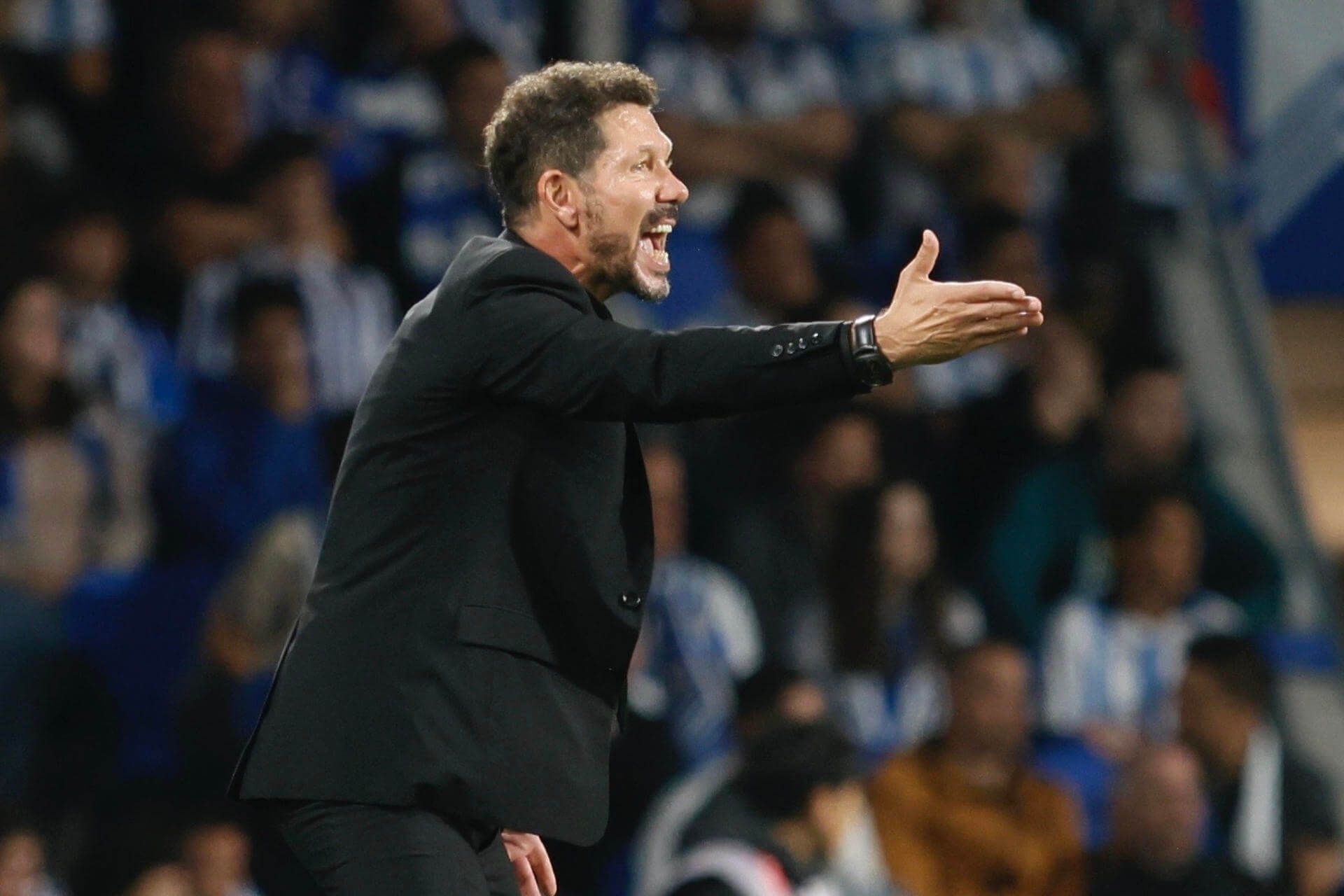 Simeone da indicaciones a sus jugadores en el Real Sociedad-Atlético (FOTO: EFE).