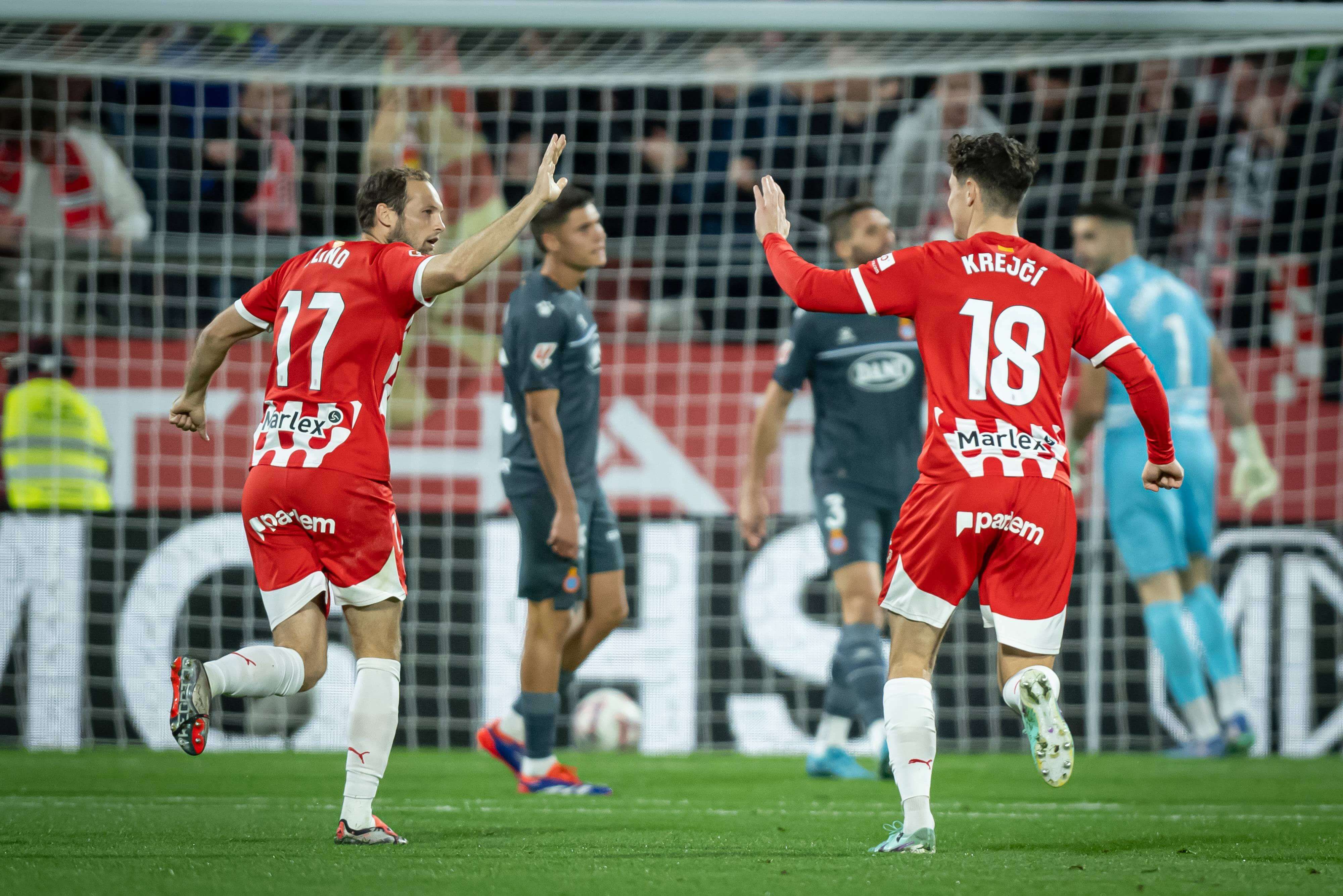  Daley Blind y Ladislav Krejci celebran un gol con el Girona.