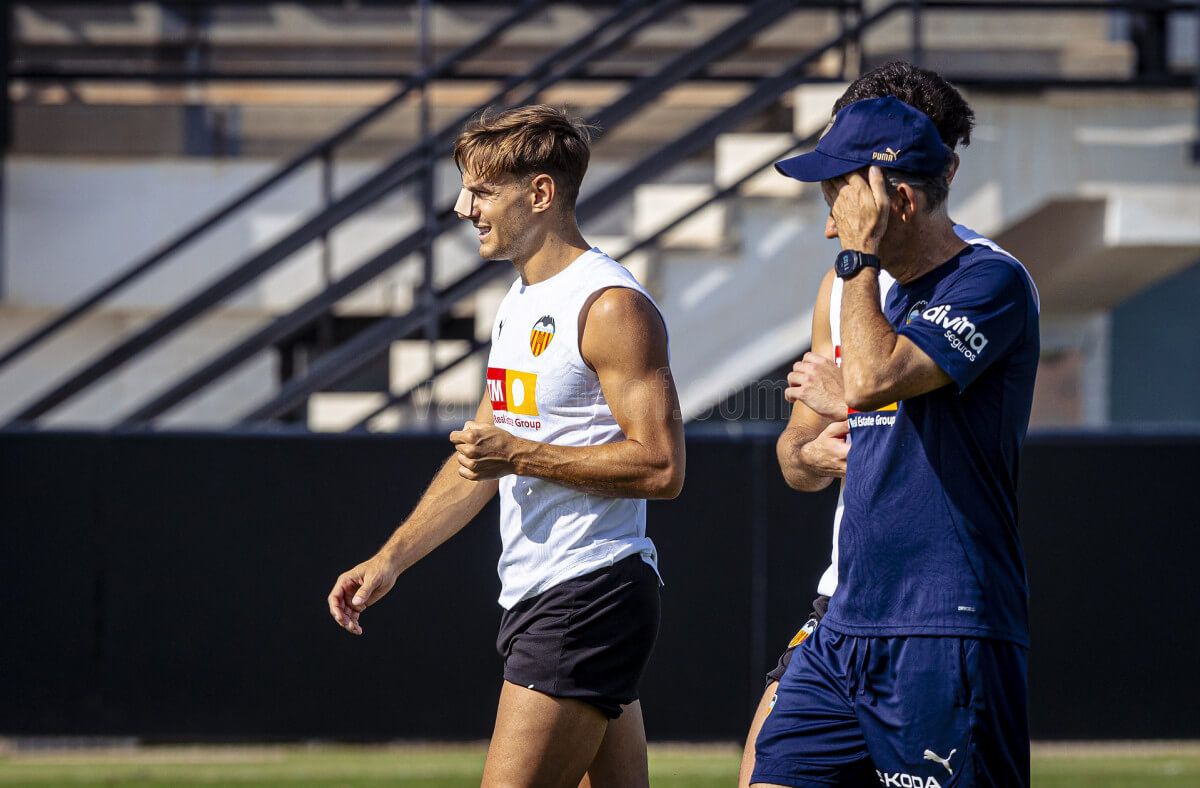 Dani Gómez, en un entrenamiento con protección en la nariz.